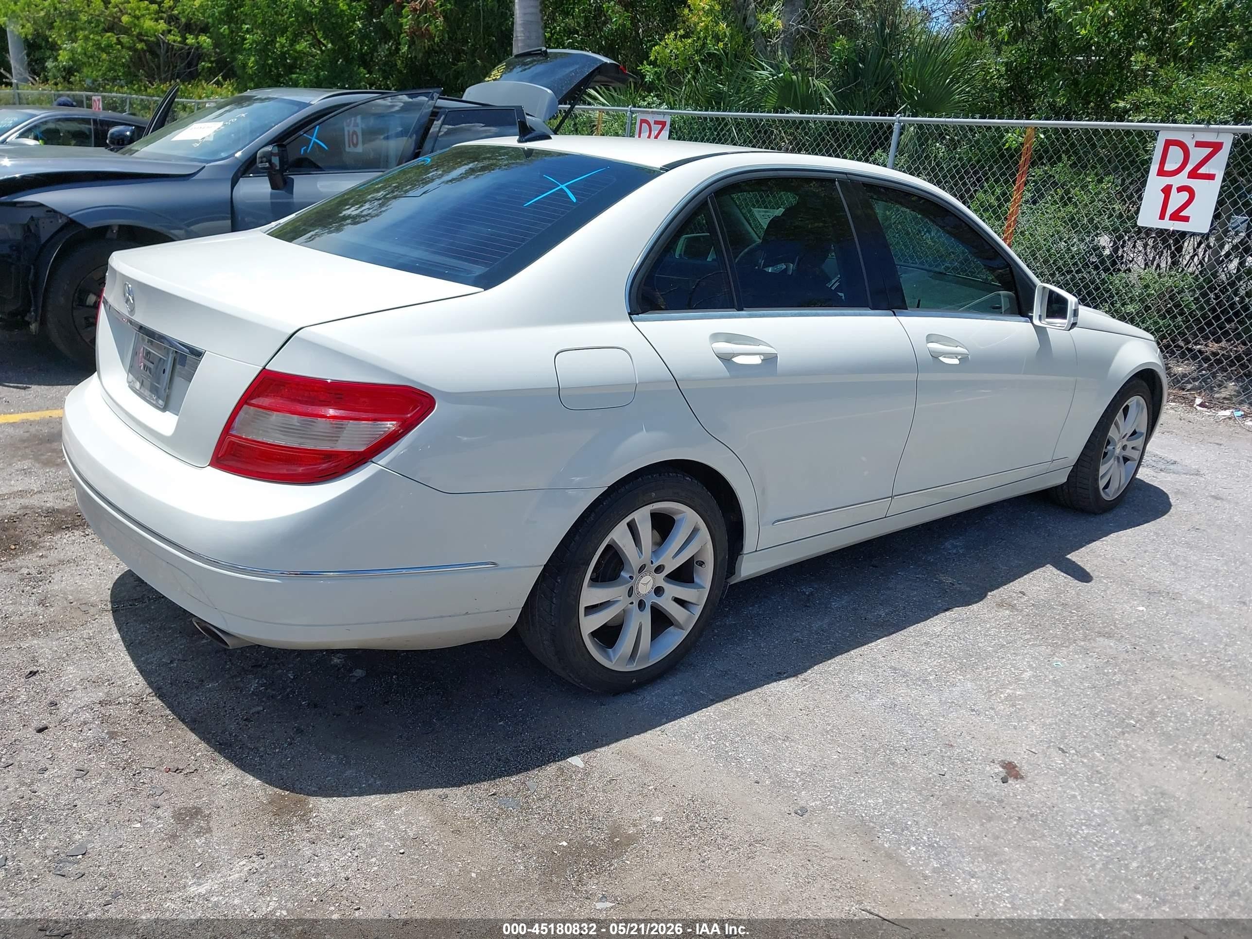 2011 Mercedes-benz C 300 White vin: WDDGF5EB7BA473577