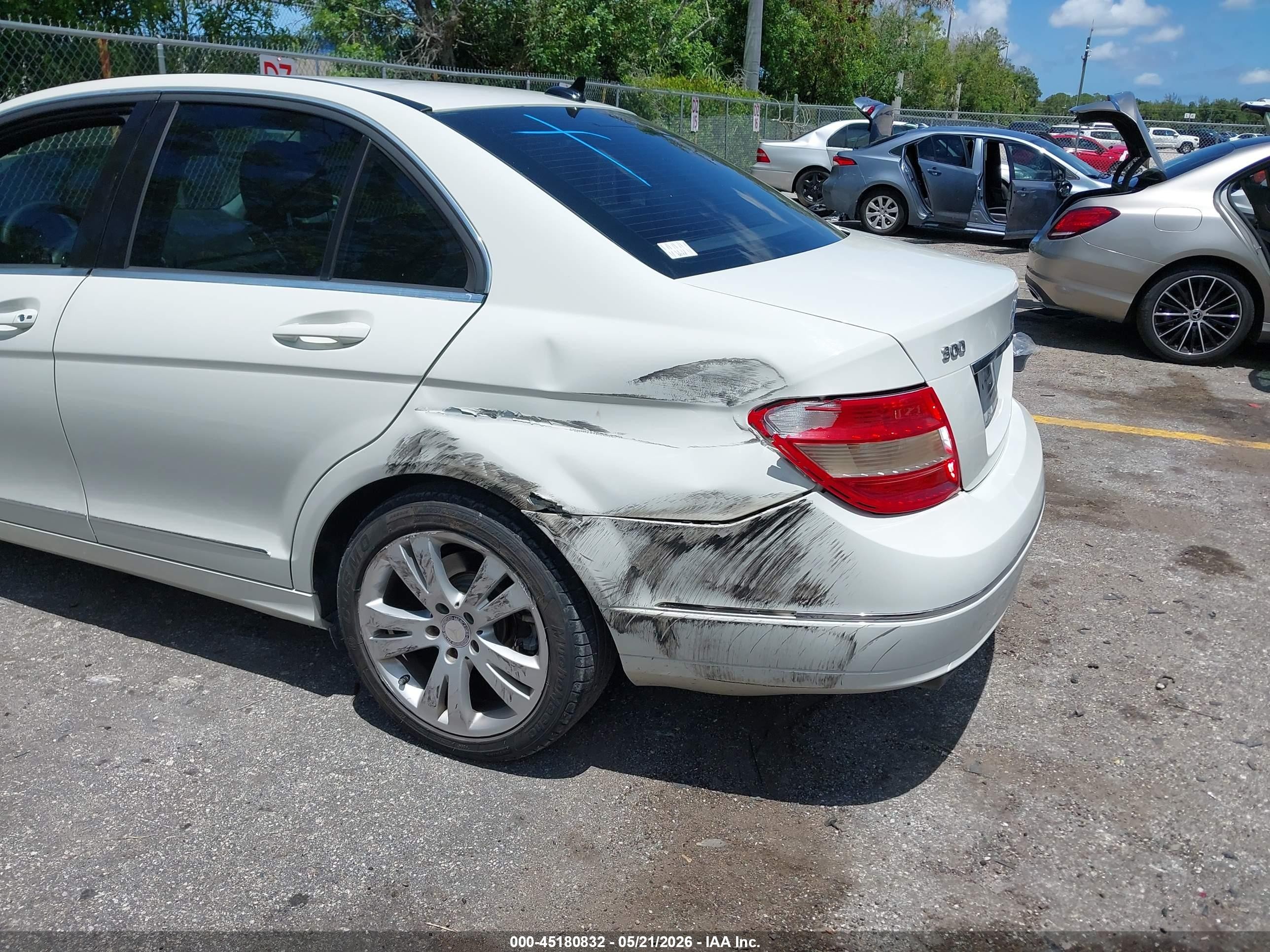 2011 Mercedes-benz C 300 White vin: WDDGF5EB7BA473577