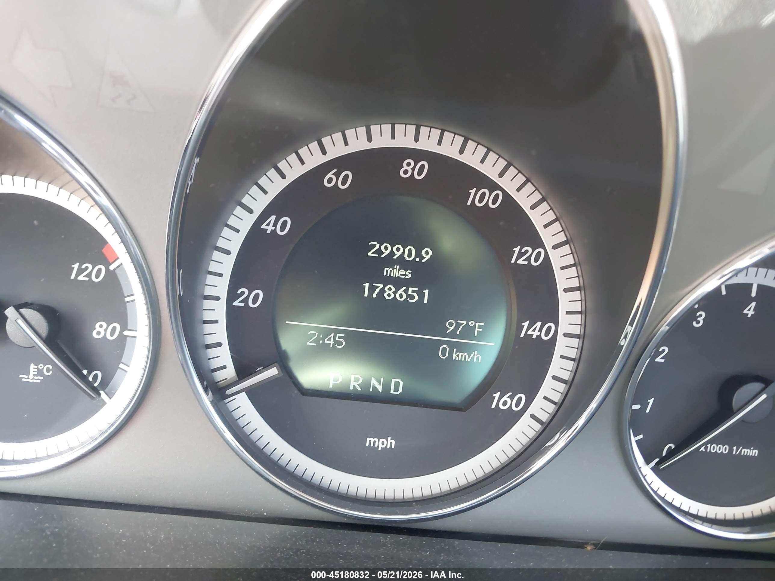 2011 Mercedes-benz C 300 White vin: WDDGF5EB7BA473577