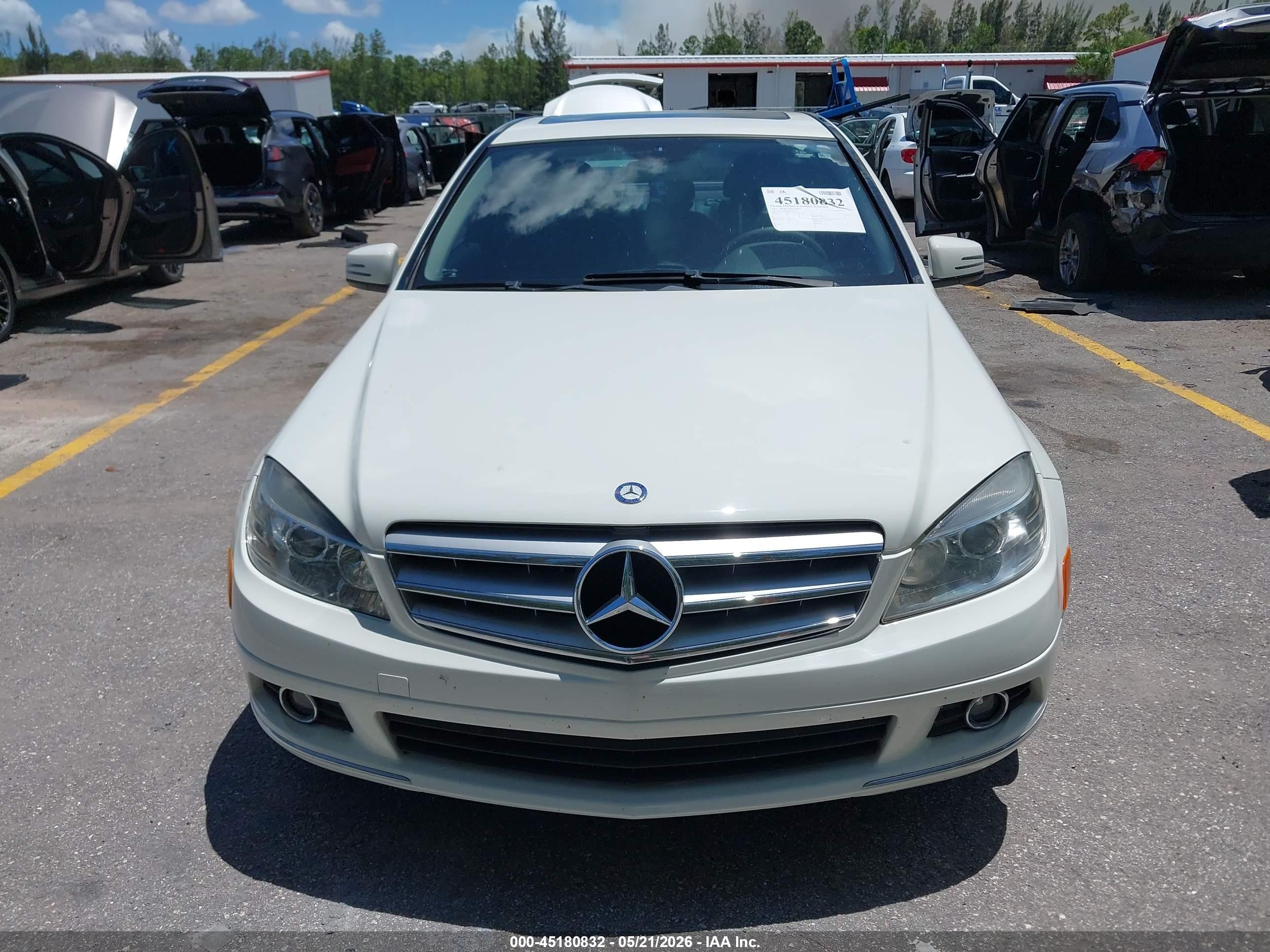 2011 Mercedes-benz C 300 White vin: WDDGF5EB7BA473577