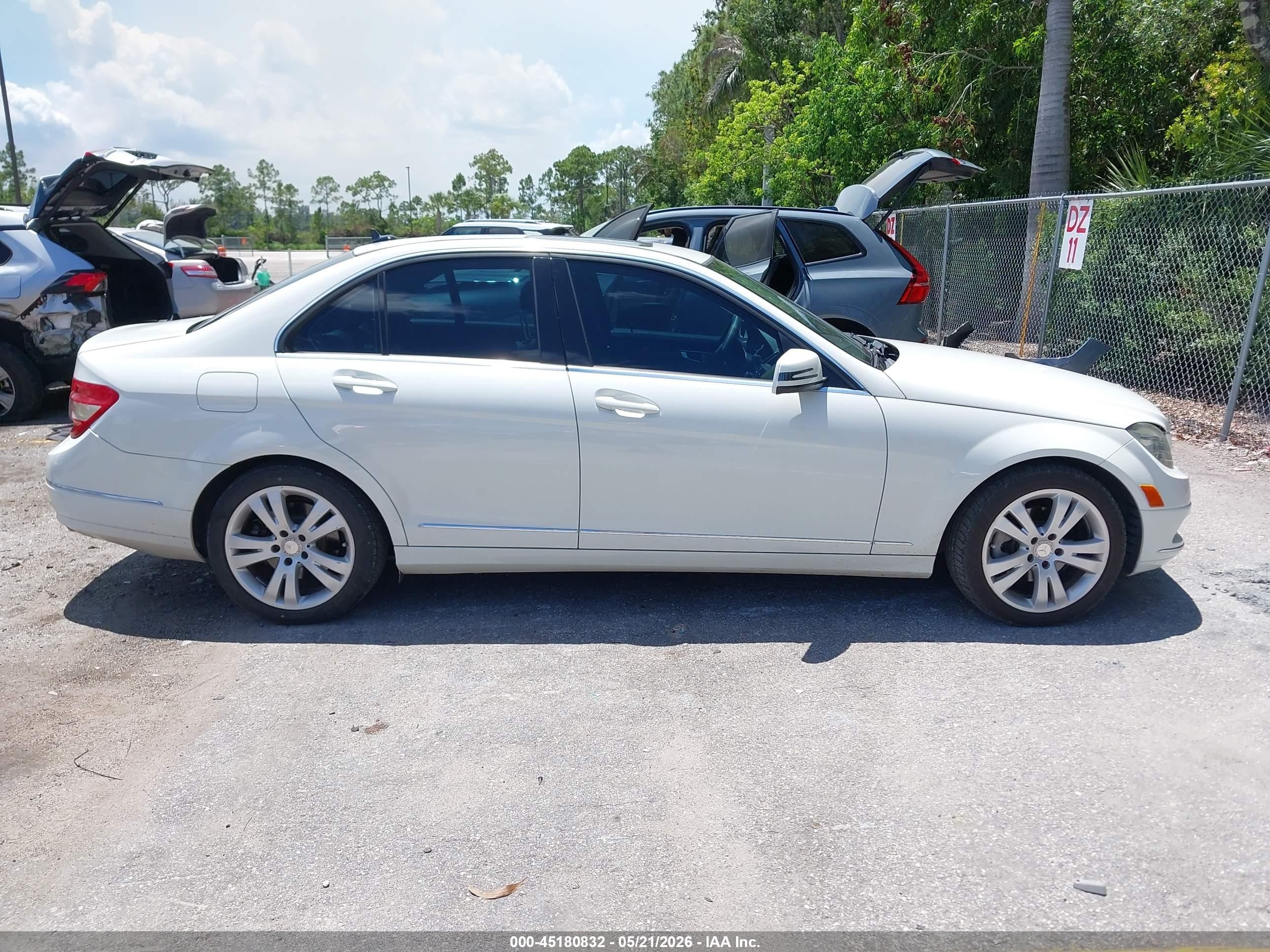 2011 Mercedes-benz C 300 White vin: WDDGF5EB7BA473577