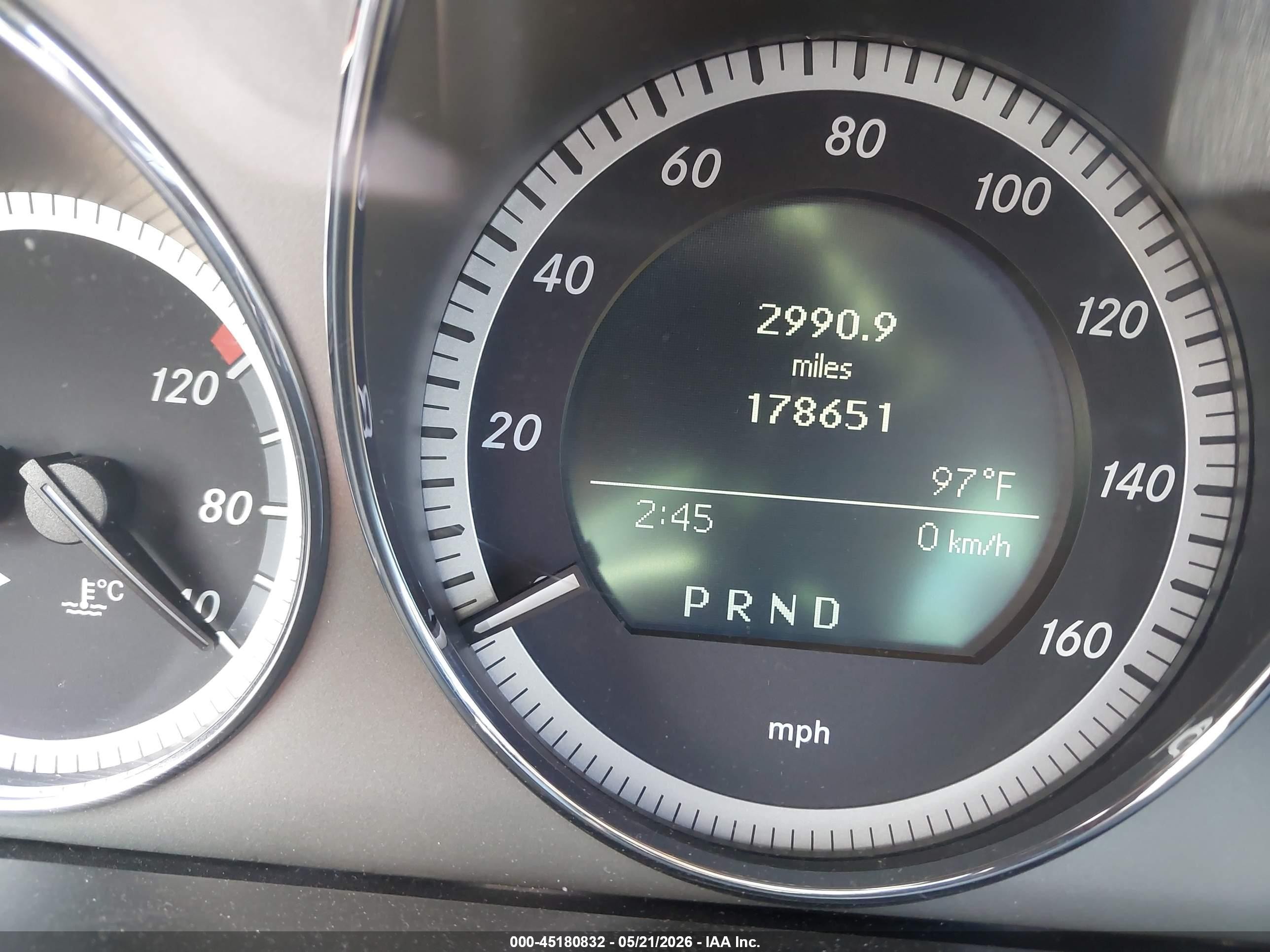 2011 Mercedes-benz C 300 White vin: WDDGF5EB7BA473577