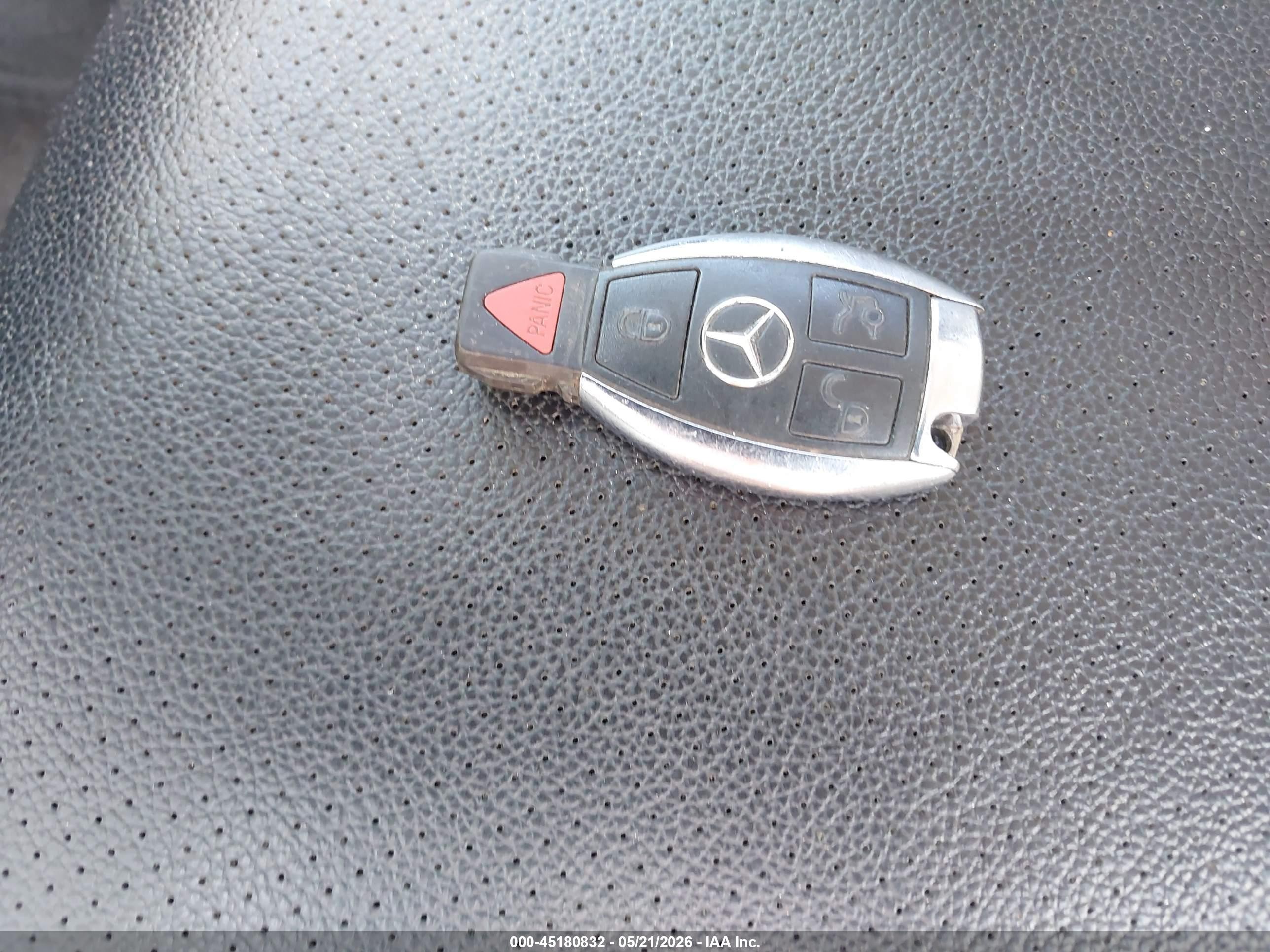 2011 Mercedes-benz C 300 White vin: WDDGF5EB7BA473577