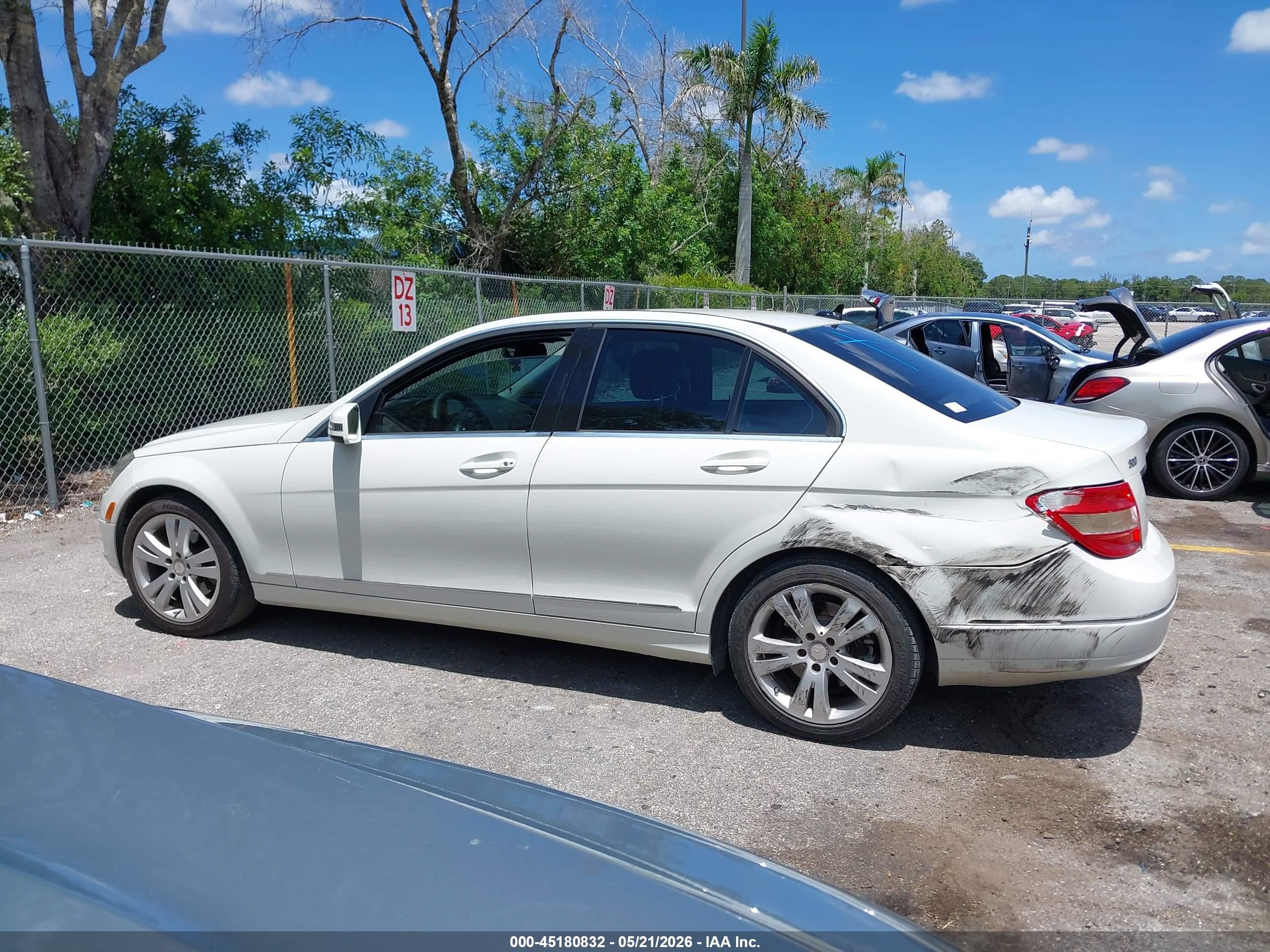 2011 Mercedes-benz C 300 White vin: WDDGF5EB7BA473577