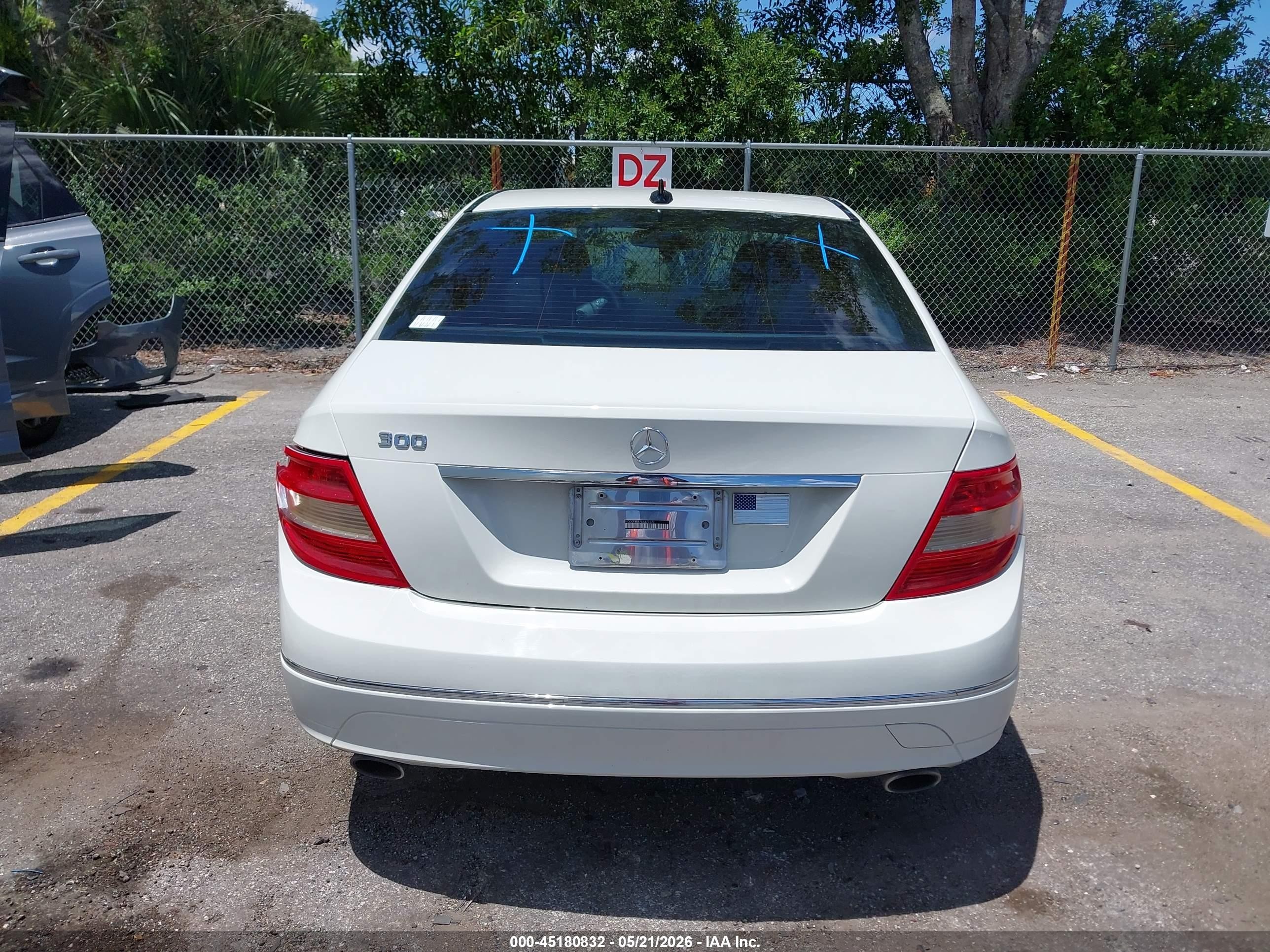 2011 Mercedes-benz C 300 White vin: WDDGF5EB7BA473577