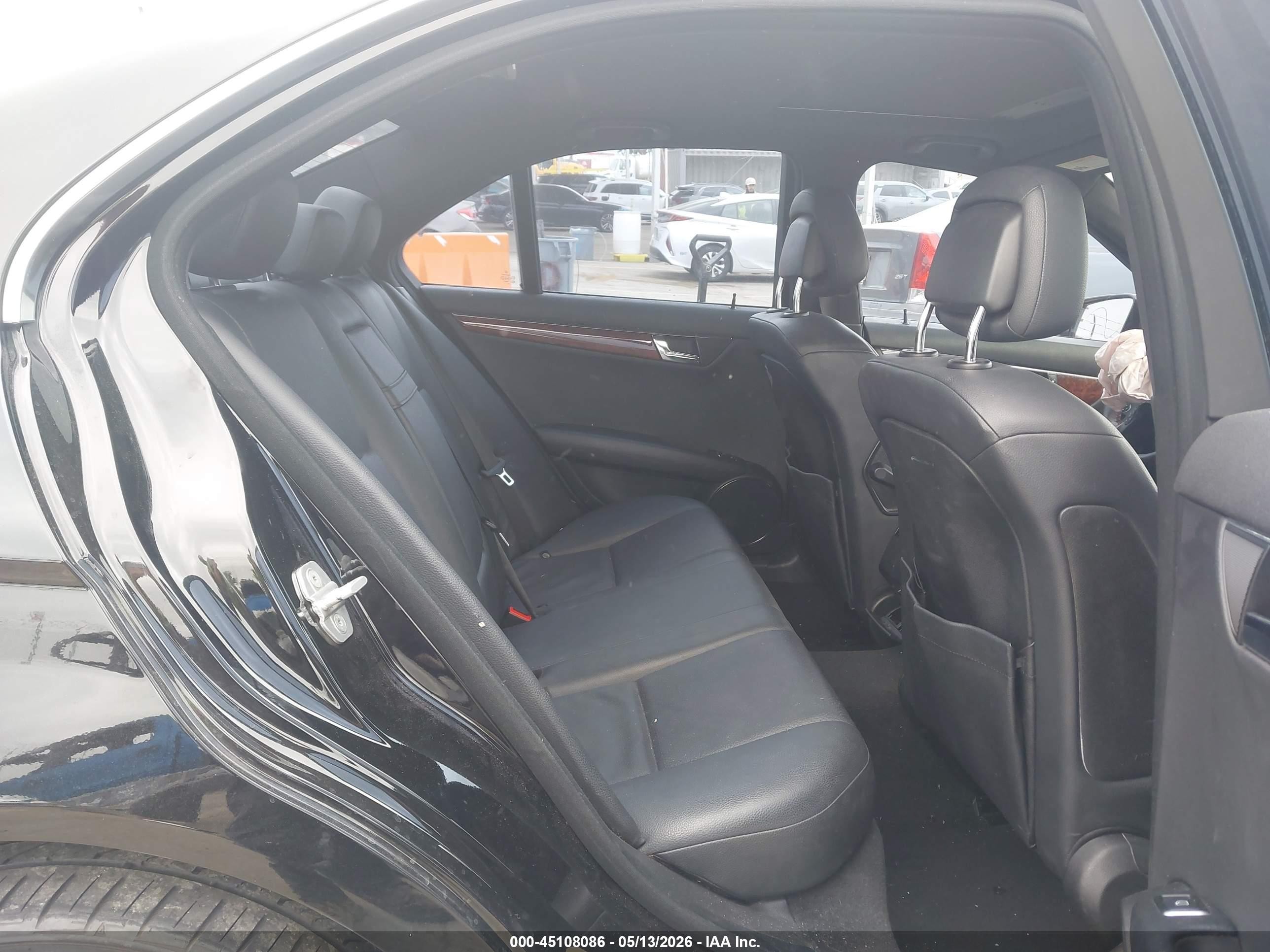 2011 Mercedes-benz C 300 Luxury/sport Черный vin: WDDGF5EB7BA515455
