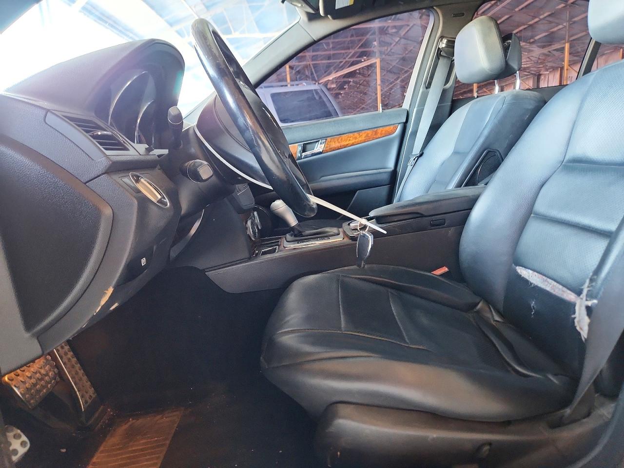 2011 Mercedes-benz C 300 White vin: WDDGF5EB7BA518128