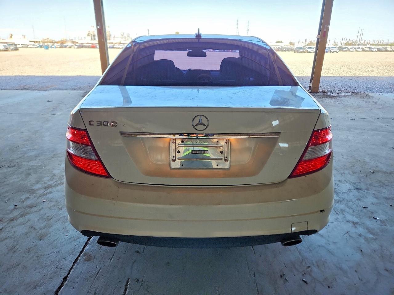 2011 Mercedes-benz C 300 White vin: WDDGF5EB7BA518128
