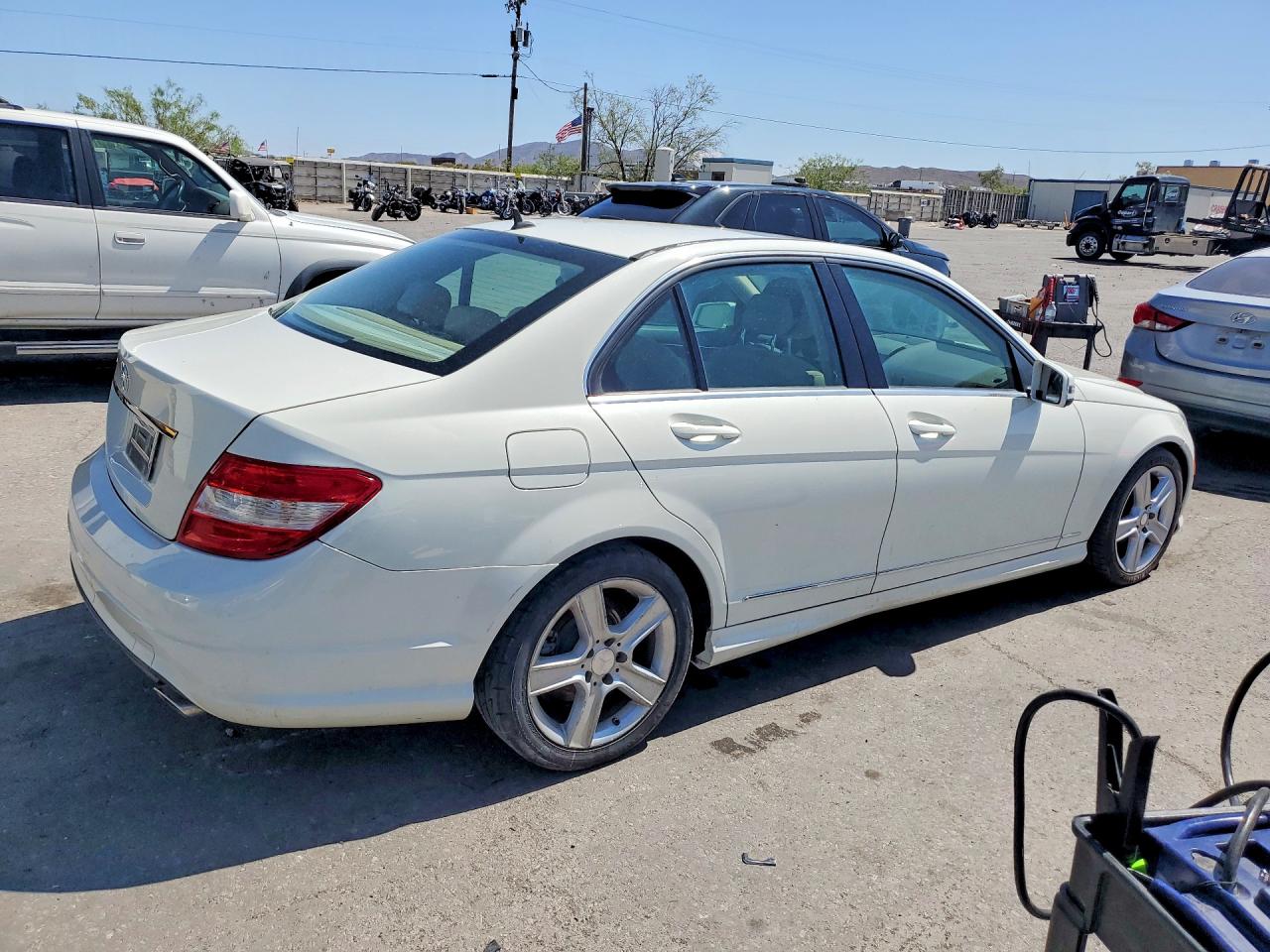 2011 Mercedes-benz C 300 Белый vin: WDDGF5EB7BA526617