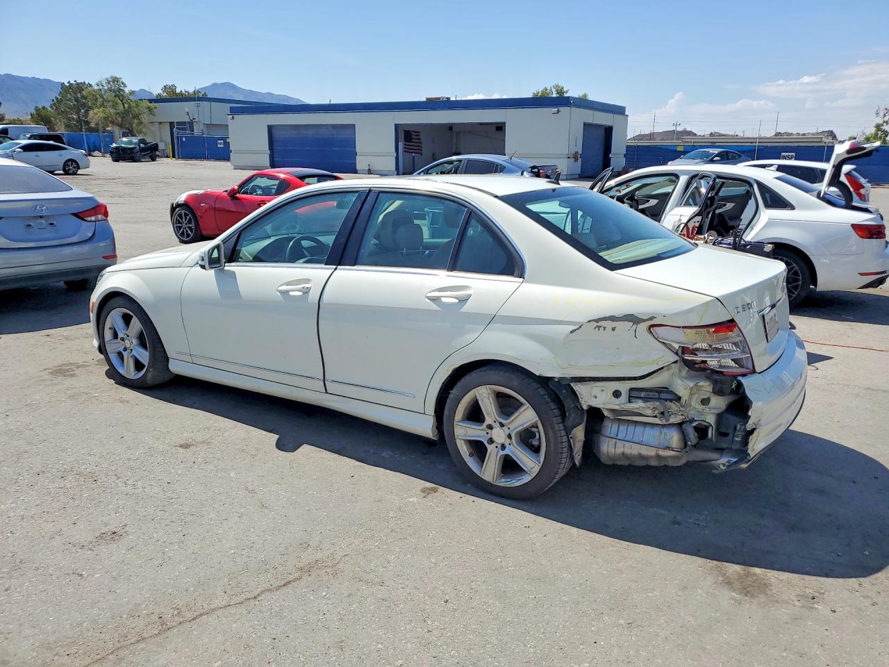 2011 Mercedes-benz C 300 Белый vin: WDDGF5EB7BA526617