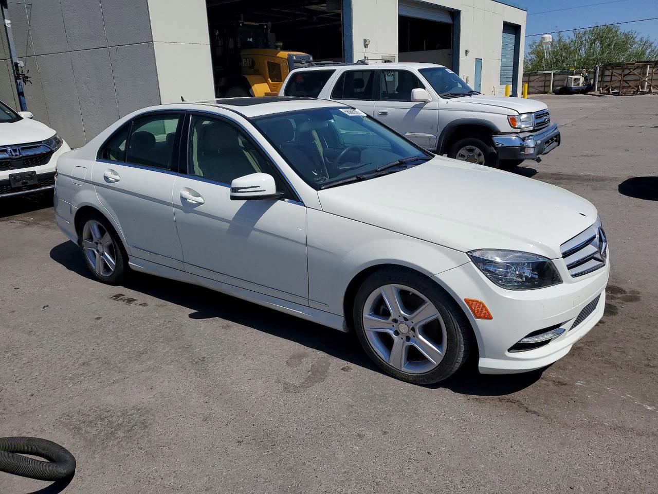 2011 Mercedes-benz C 300 Белый vin: WDDGF5EB7BA526617