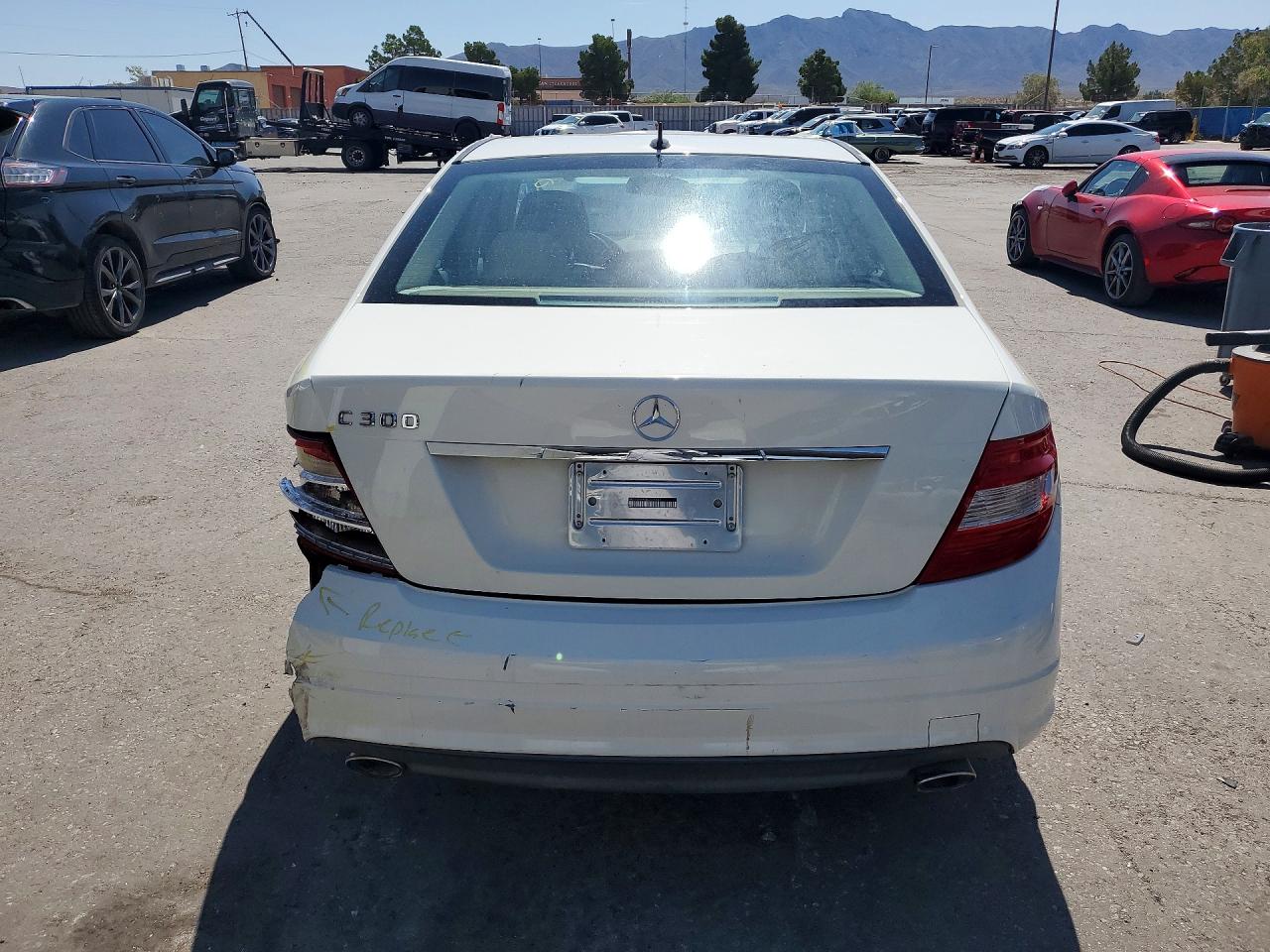 2011 Mercedes-benz C 300 Белый vin: WDDGF5EB7BA526617