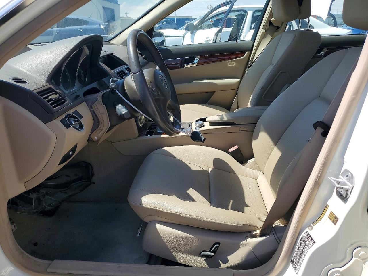 2011 Mercedes-benz C 300 Белый vin: WDDGF5EB7BA526617