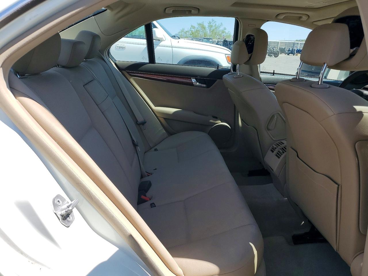 2011 Mercedes-benz C 300 Белый vin: WDDGF5EB7BA526617