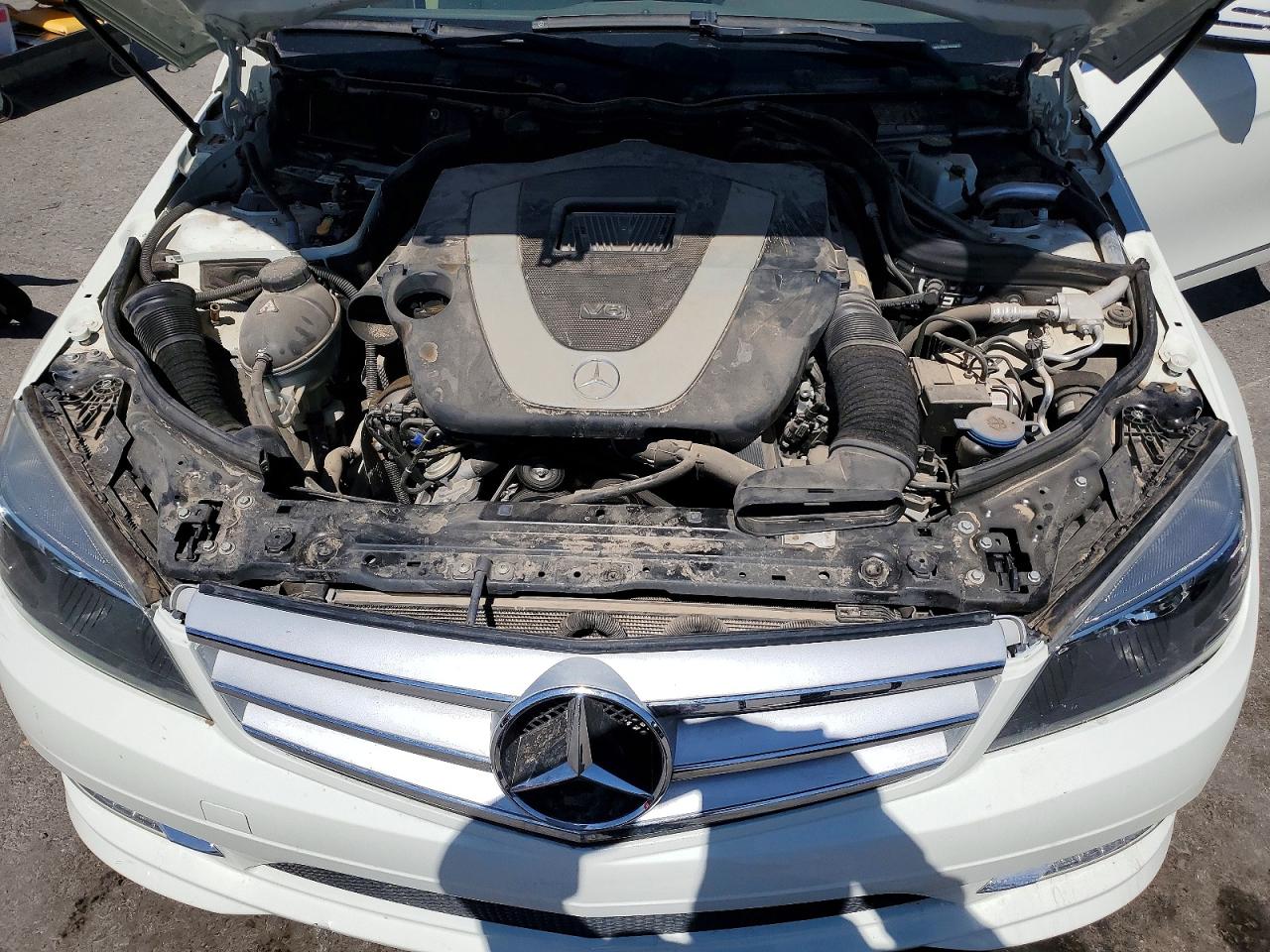 2011 Mercedes-benz C 300 Белый vin: WDDGF5EB7BA526617