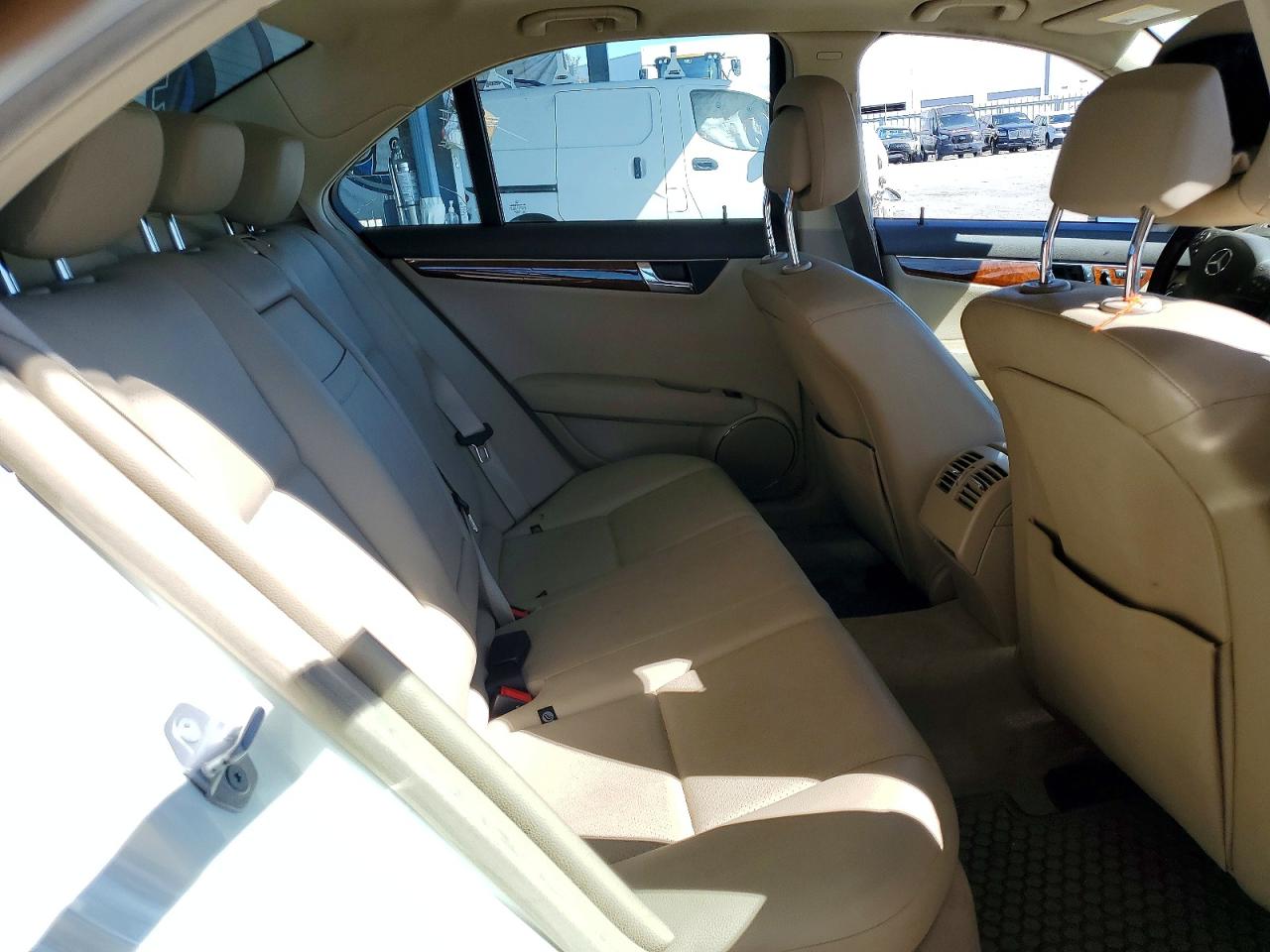 2011 Mercedes-benz C 300 White vin: WDDGF5EB7BR174821