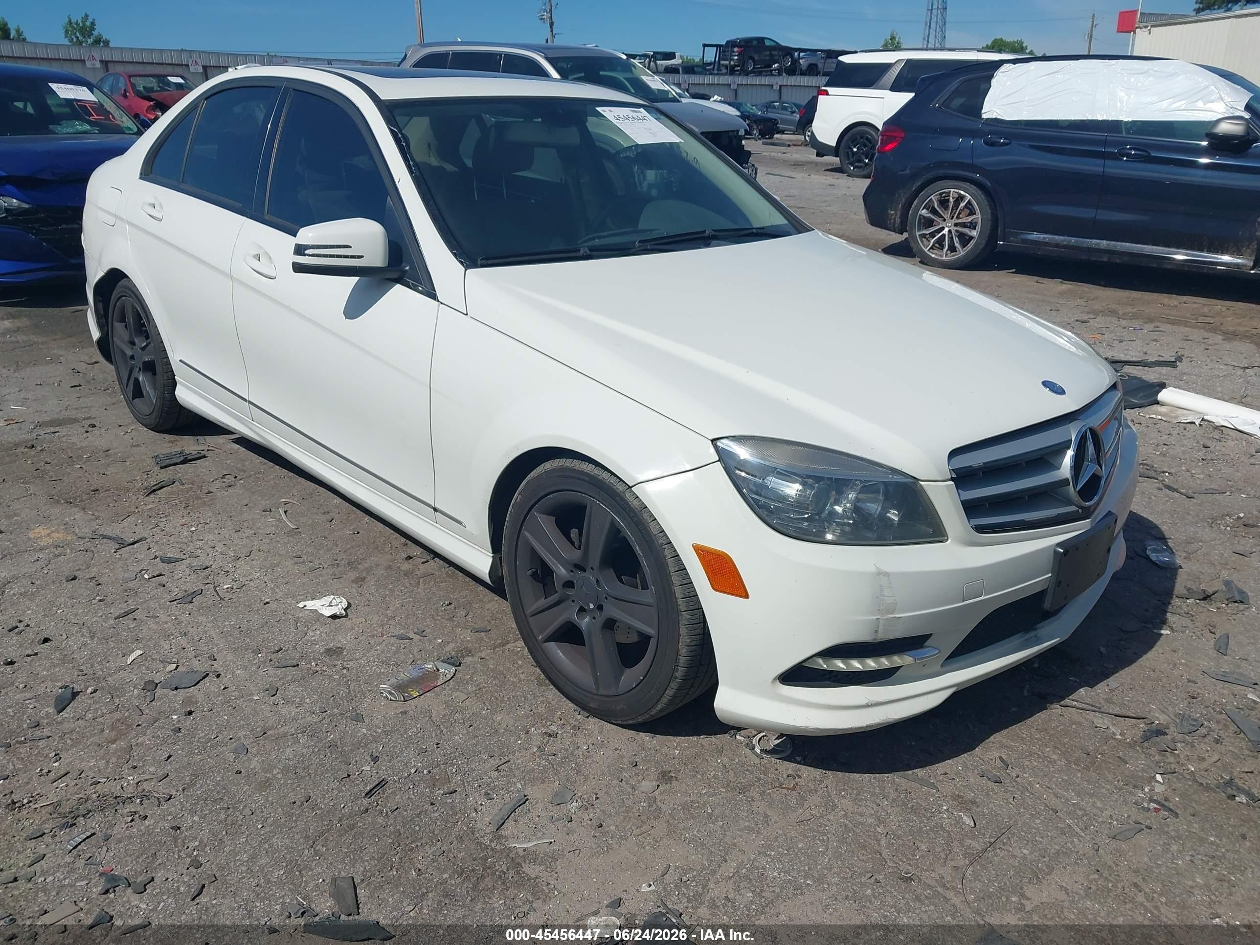 2011 Mercedes-benz C 300 Luxury/sport Белый vin: WDDGF5EB7BR177167