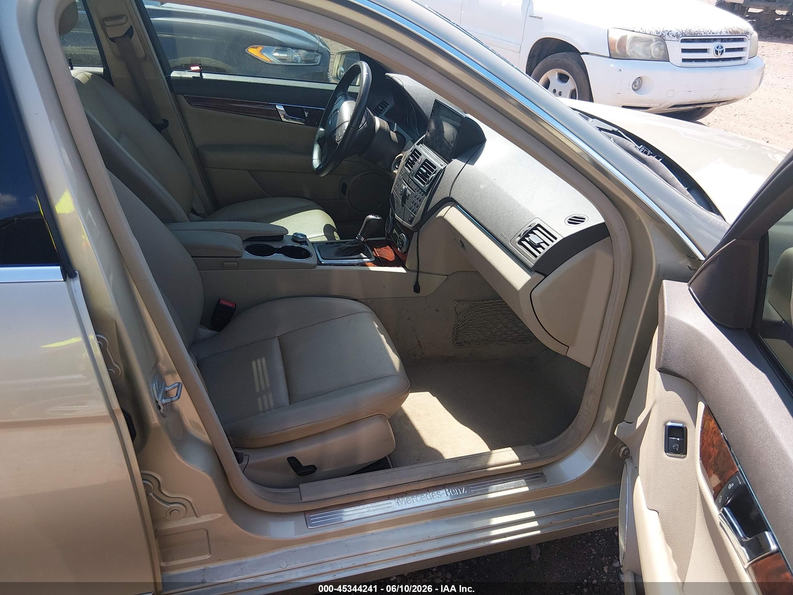 2010 Mercedes-benz C 300 Luxury/sport Beige vin: WDDGF5EB8AF464419