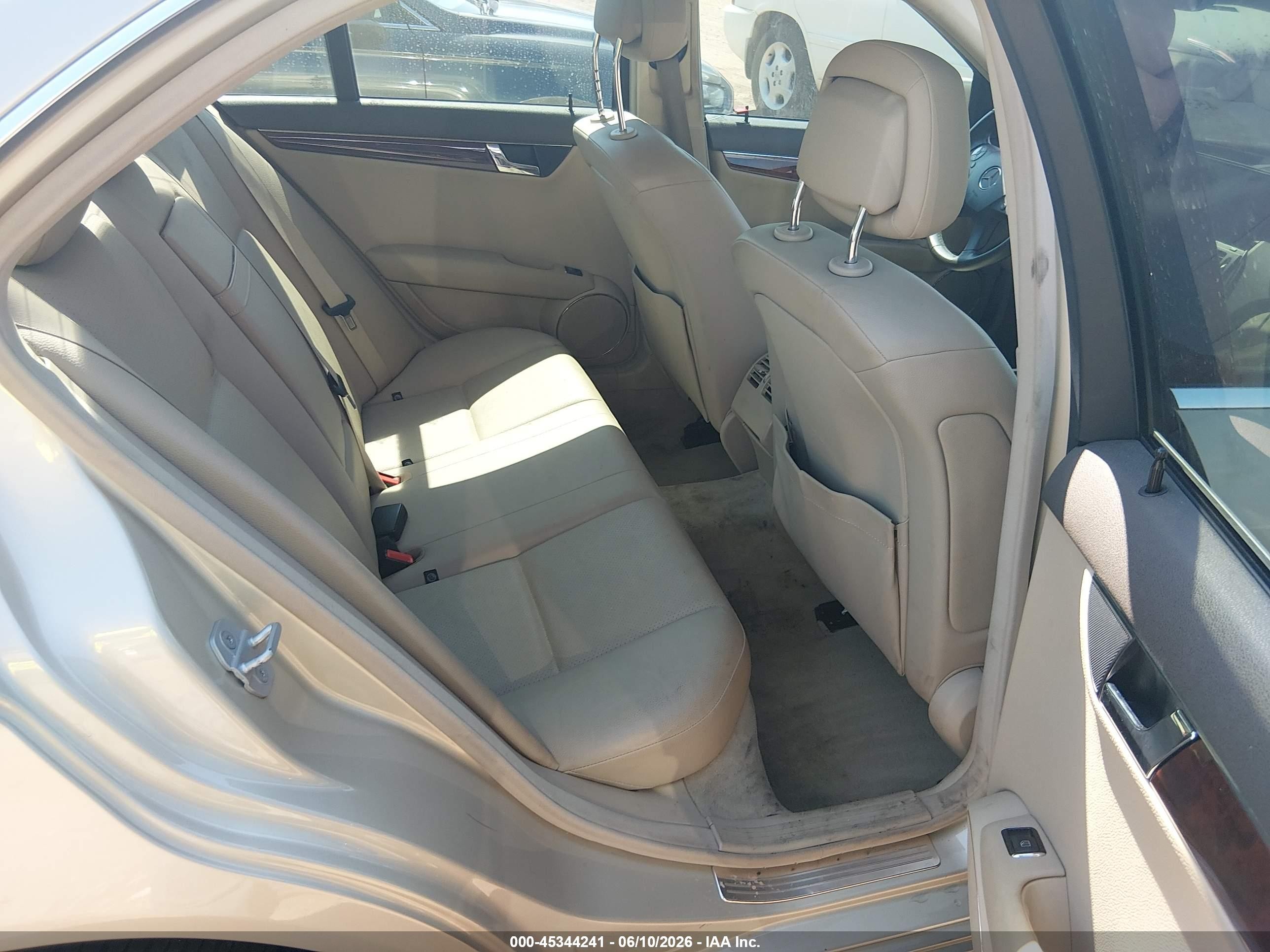 2010 Mercedes-benz C 300 Luxury/sport Beige vin: WDDGF5EB8AF464419