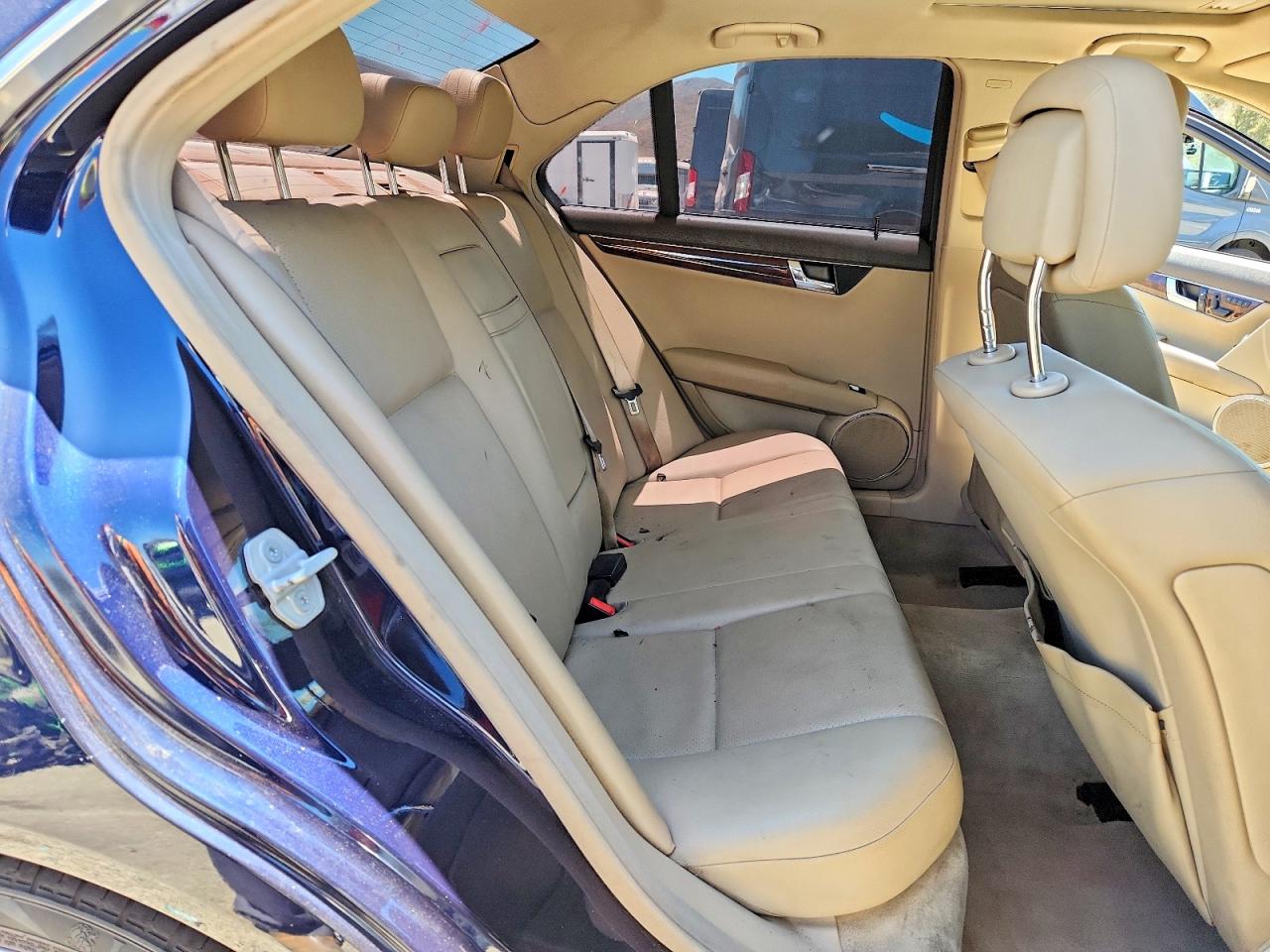 2010 Mercedes-benz C 300 Синий vin: WDDGF5EB8AR092532