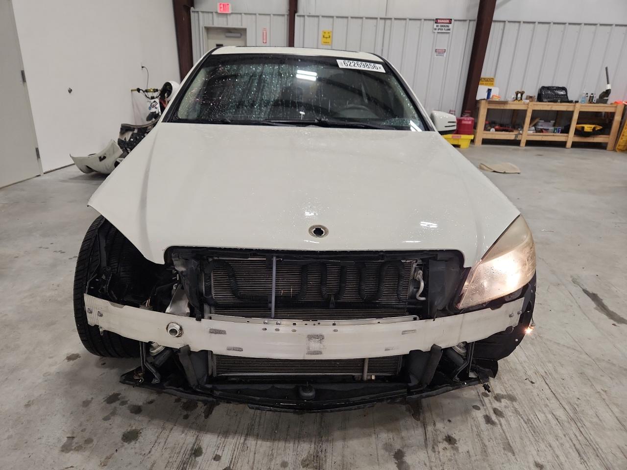 2011 Mercedes-benz C 300 White vin: WDDGF5EB8BA416806