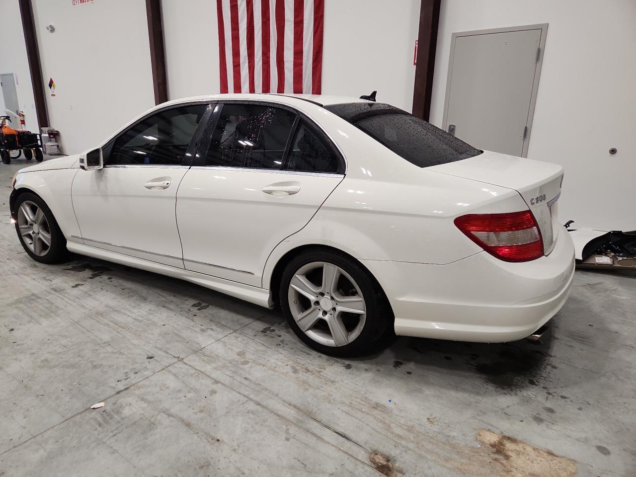 2011 Mercedes-benz C 300 White vin: WDDGF5EB8BA416806