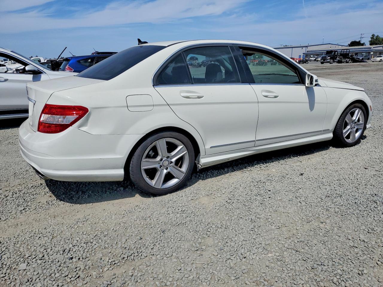 2011 Mercedes-benz C 300 Белый vin: WDDGF5EB8BA476763