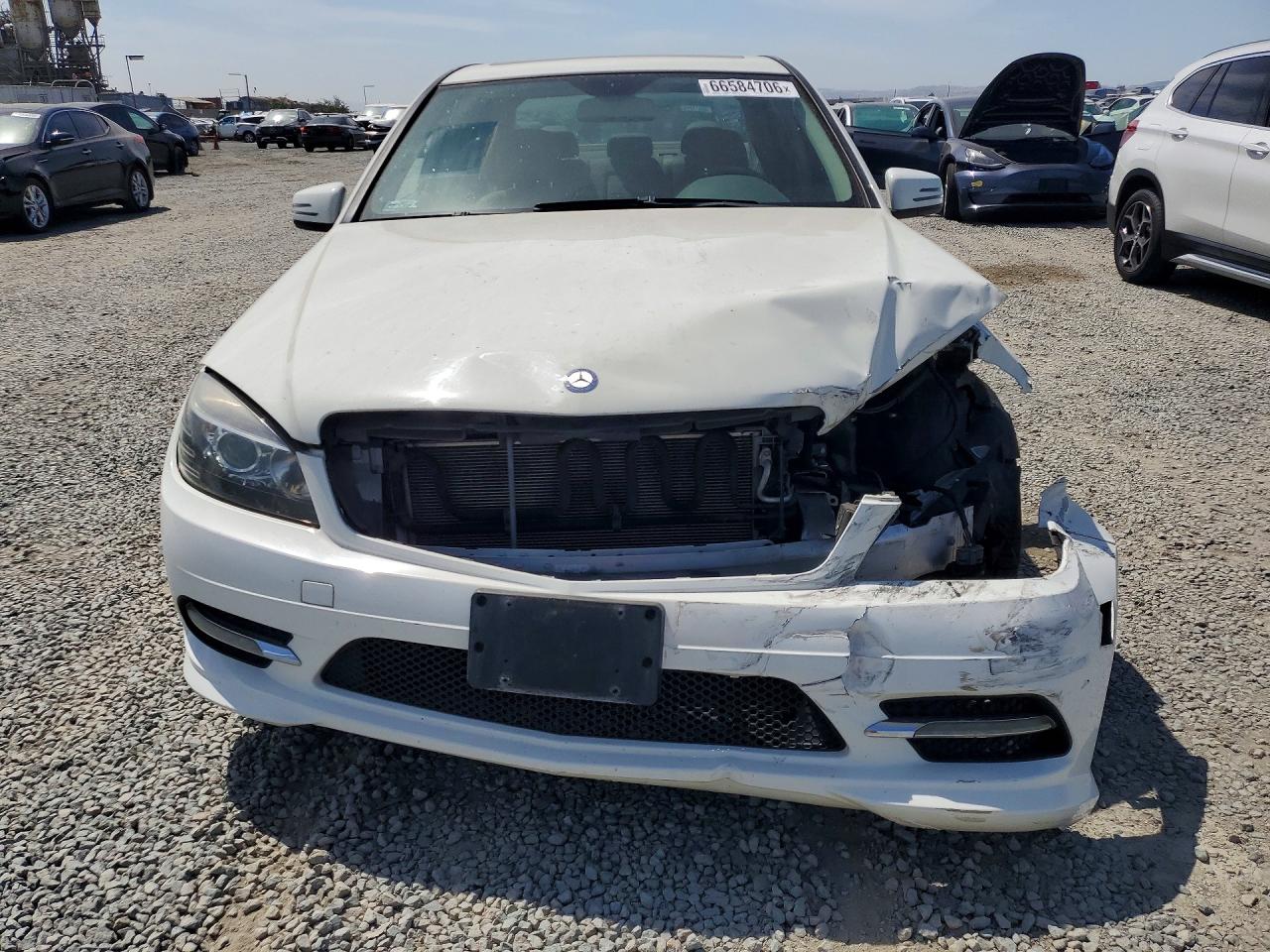 2011 Mercedes-benz C 300 Белый vin: WDDGF5EB8BA476763