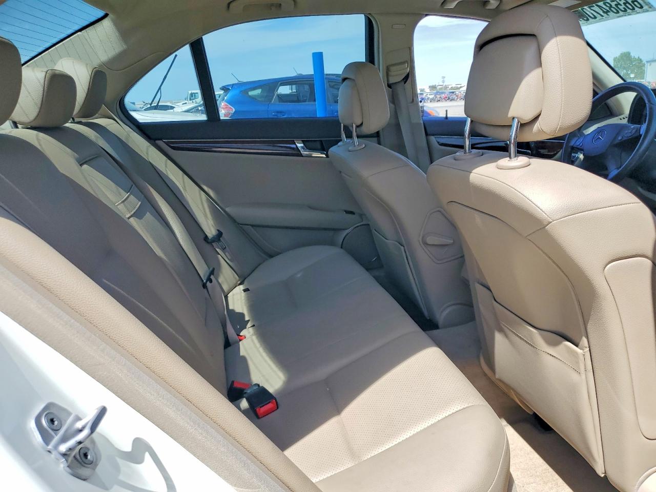 2011 Mercedes-benz C 300 Белый vin: WDDGF5EB8BA476763