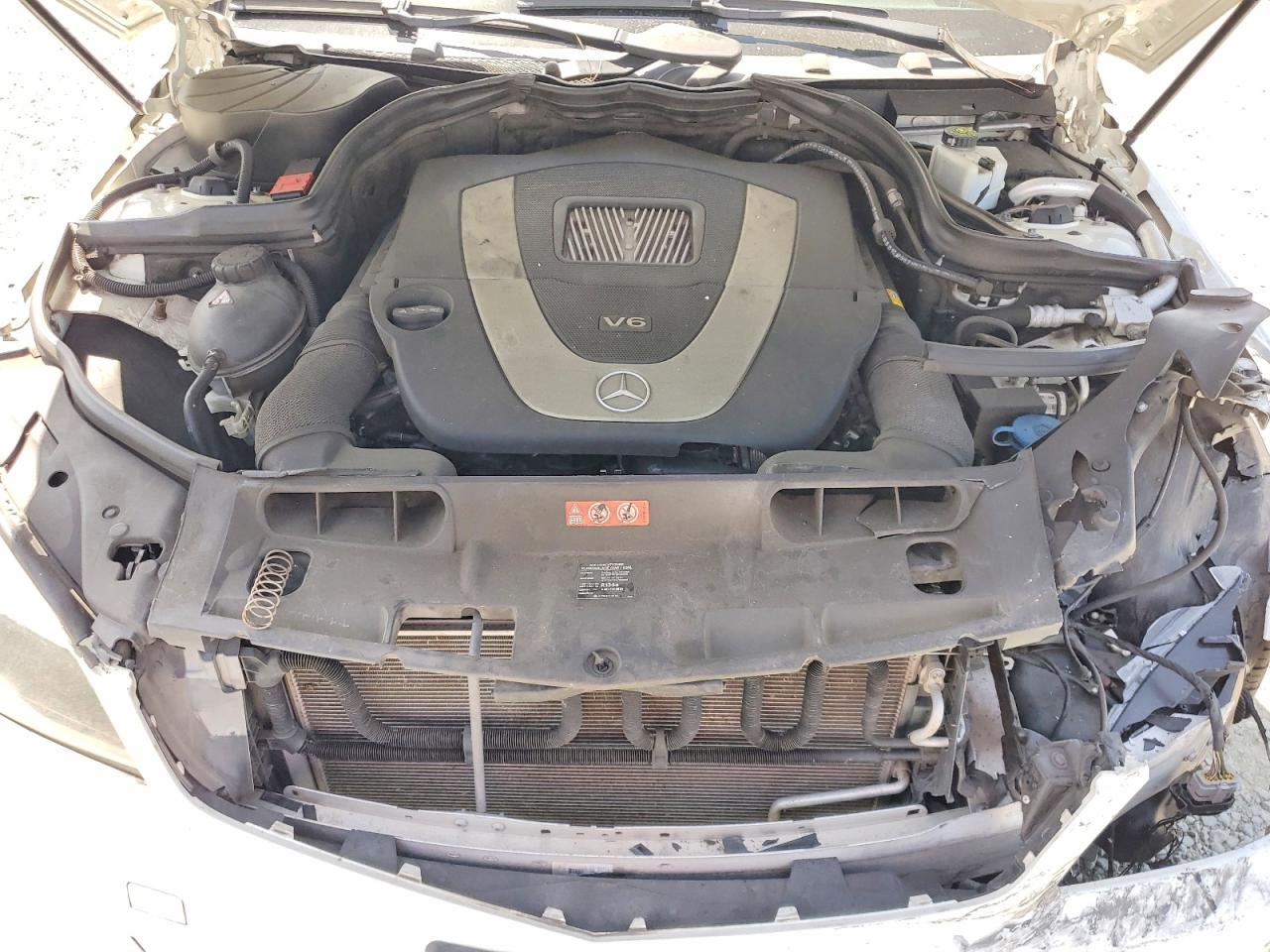 2011 Mercedes-benz C 300 Белый vin: WDDGF5EB8BA476763