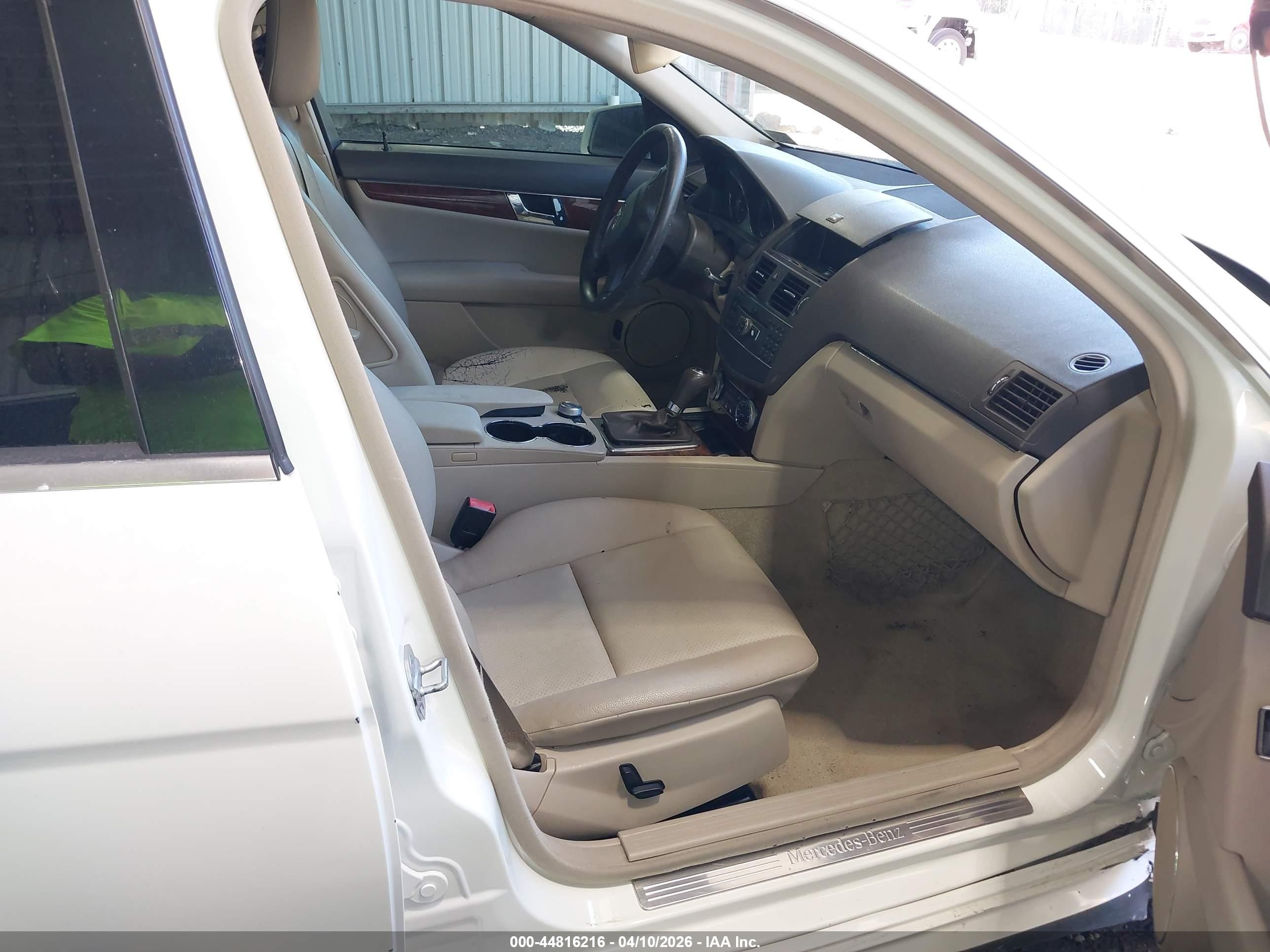 2011 Mercedes-benz C 300 Sport White vin: WDDGF5EB8BA522334
