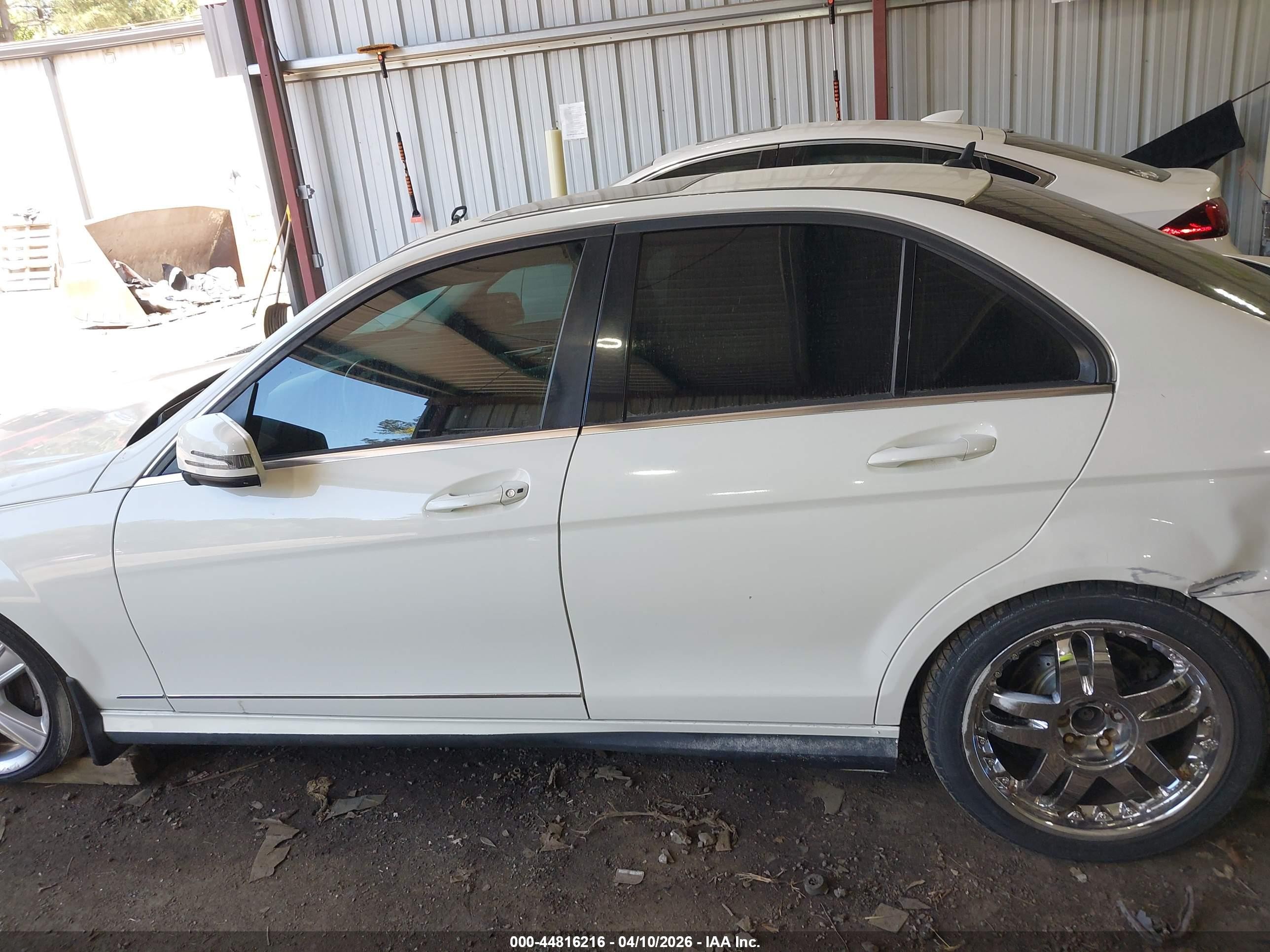 2011 Mercedes-benz C 300 Sport White vin: WDDGF5EB8BA522334
