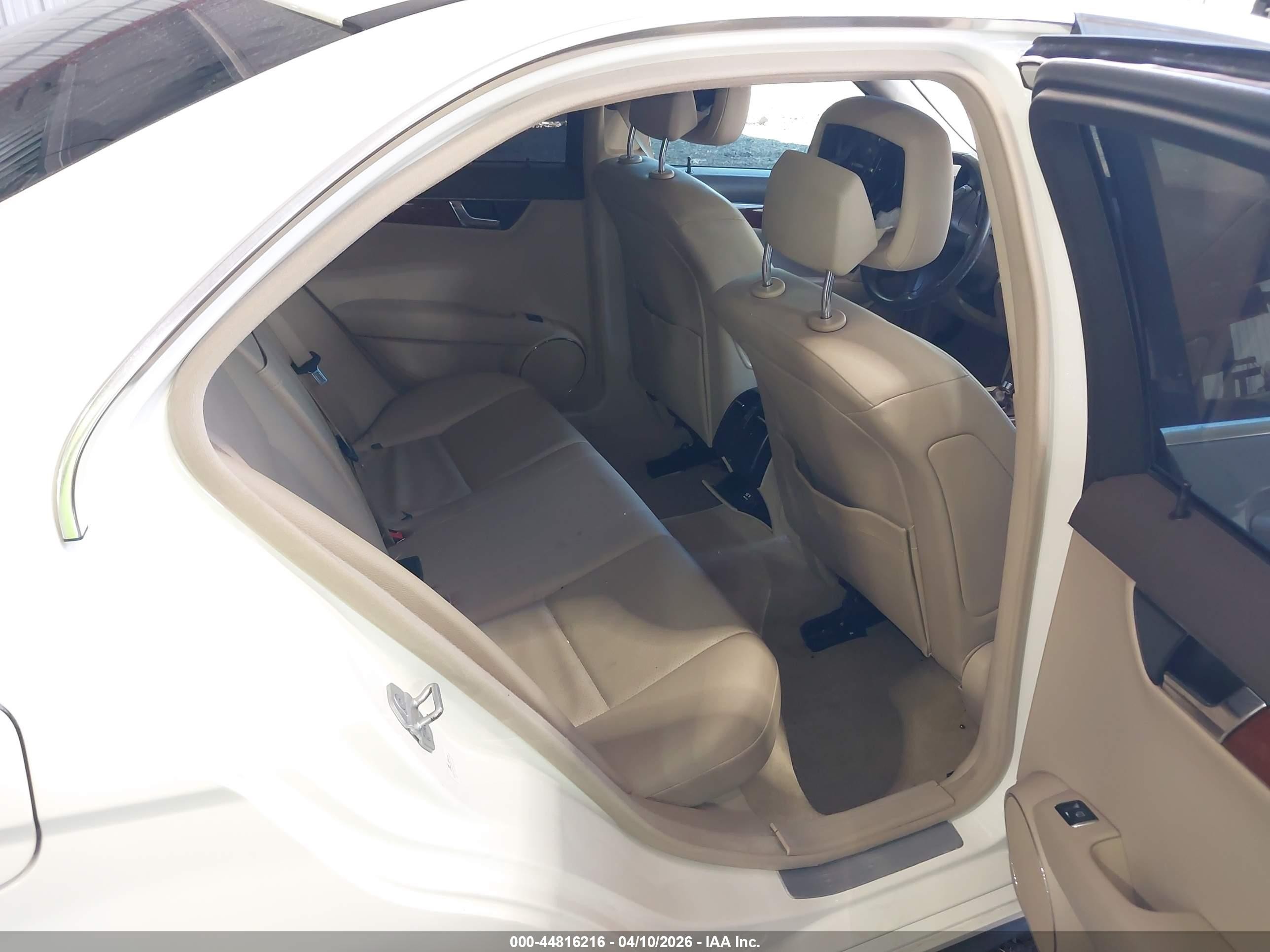 2011 Mercedes-benz C 300 Sport White vin: WDDGF5EB8BA522334