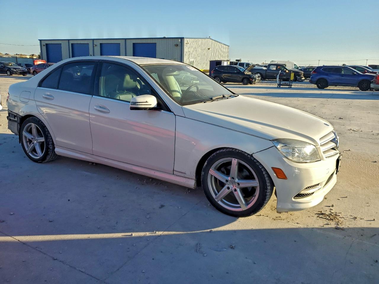 2011 Mercedes-benz C 300 Белый vin: WDDGF5EB8BR133789