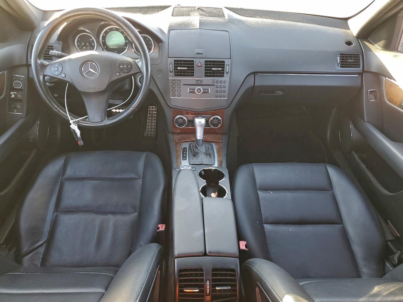 2011 Mercedes-benz C 300 Белый vin: WDDGF5EB8BR133789