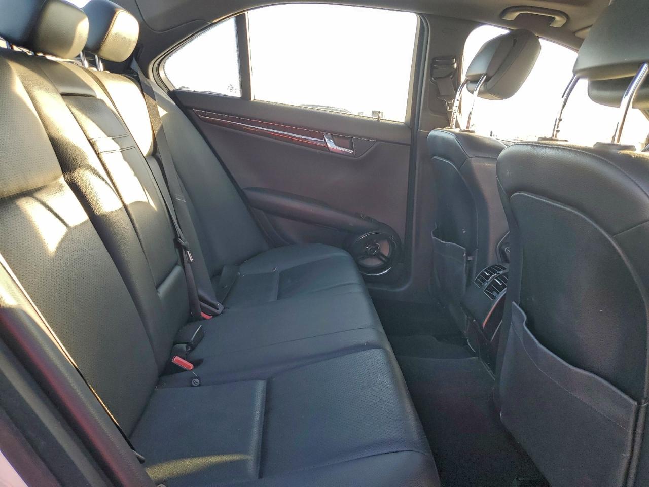 2011 Mercedes-benz C 300 Белый vin: WDDGF5EB8BR133789