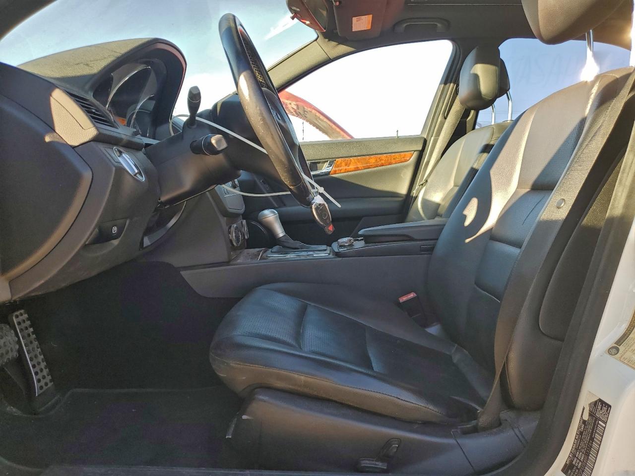 2011 Mercedes-benz C 300 Белый vin: WDDGF5EB8BR133789