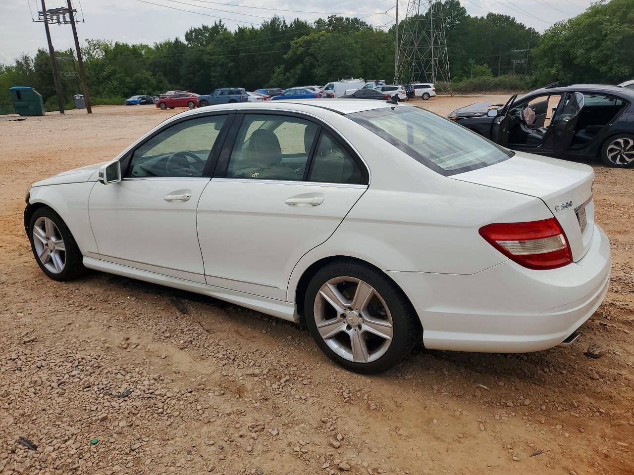 2011 Mercedes-benz C 300 White vin: WDDGF5EB8BR135543