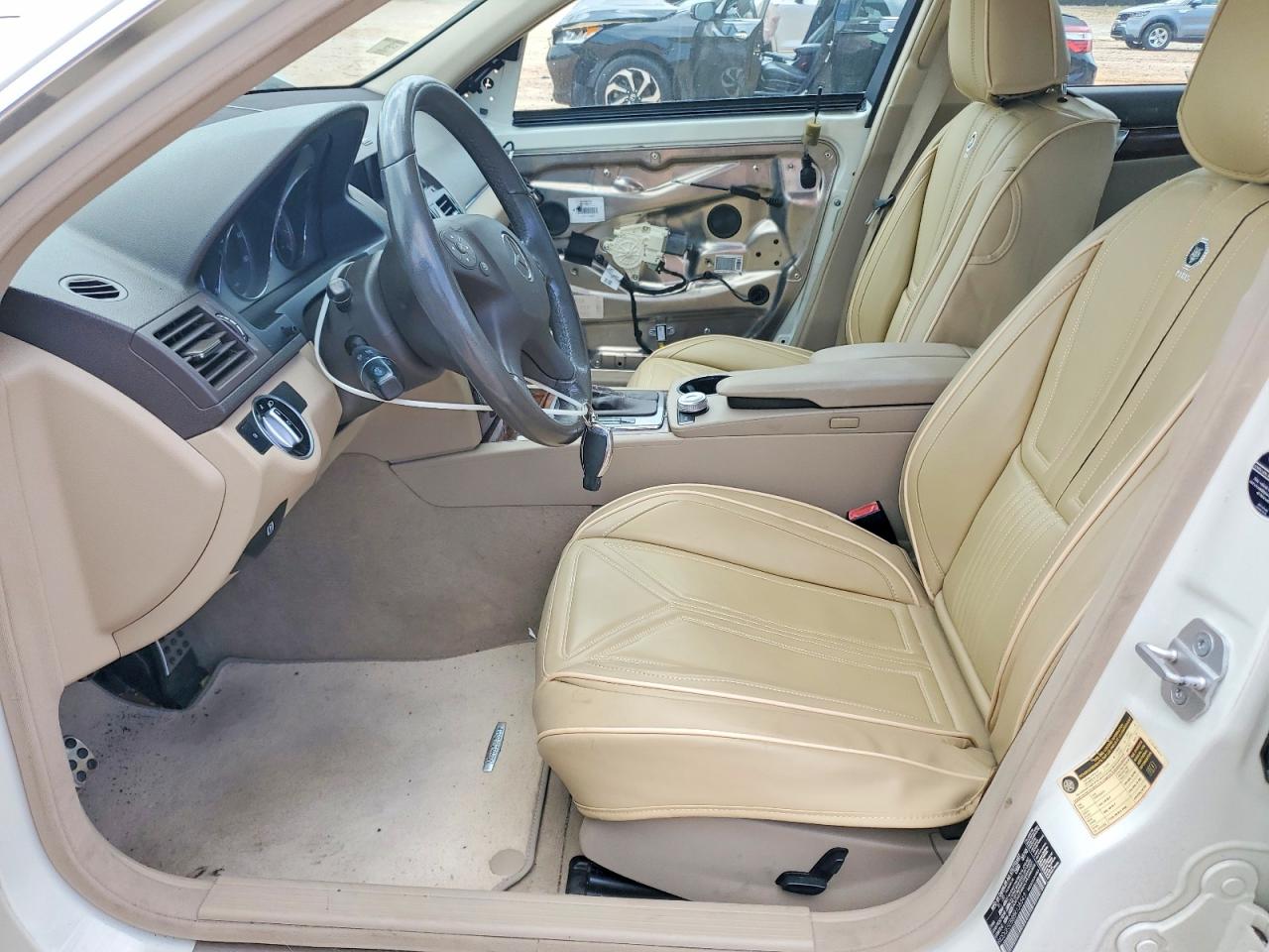 2011 Mercedes-benz C 300 White vin: WDDGF5EB8BR135543