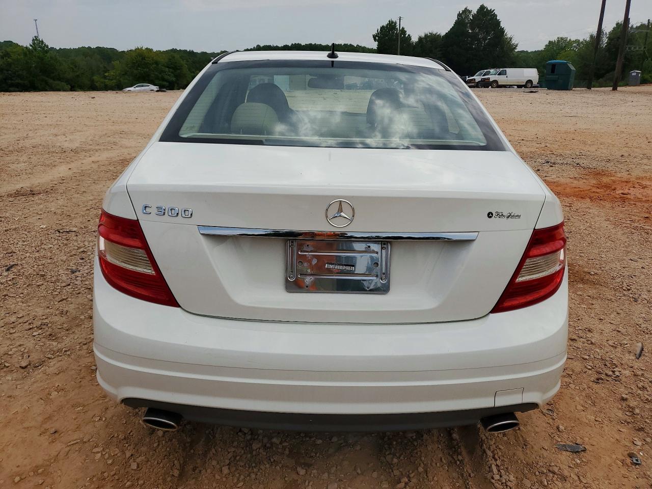2011 Mercedes-benz C 300 White vin: WDDGF5EB8BR135543
