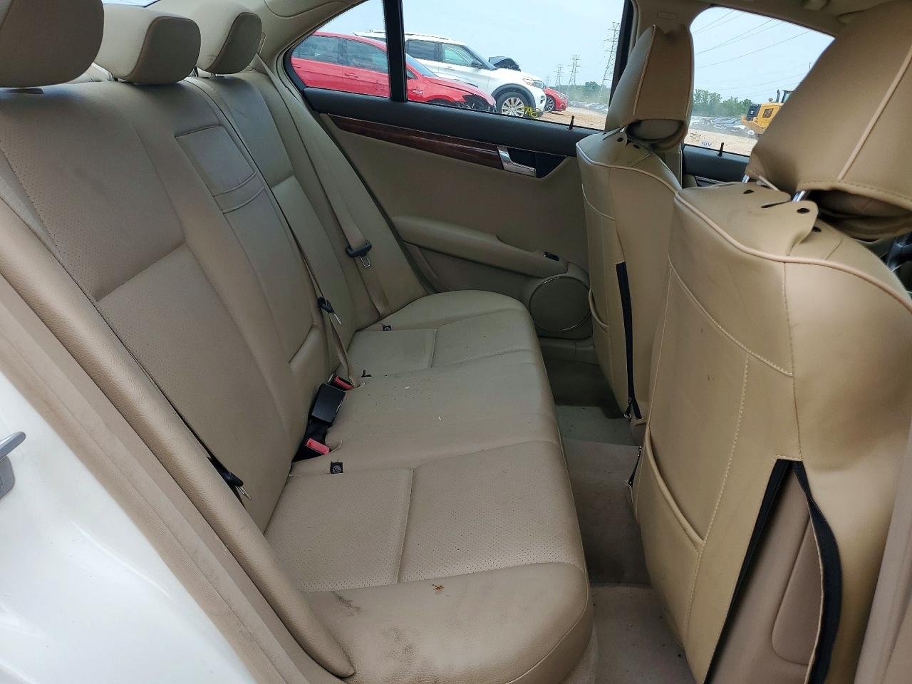 2011 Mercedes-benz C 300 White vin: WDDGF5EB8BR135543
