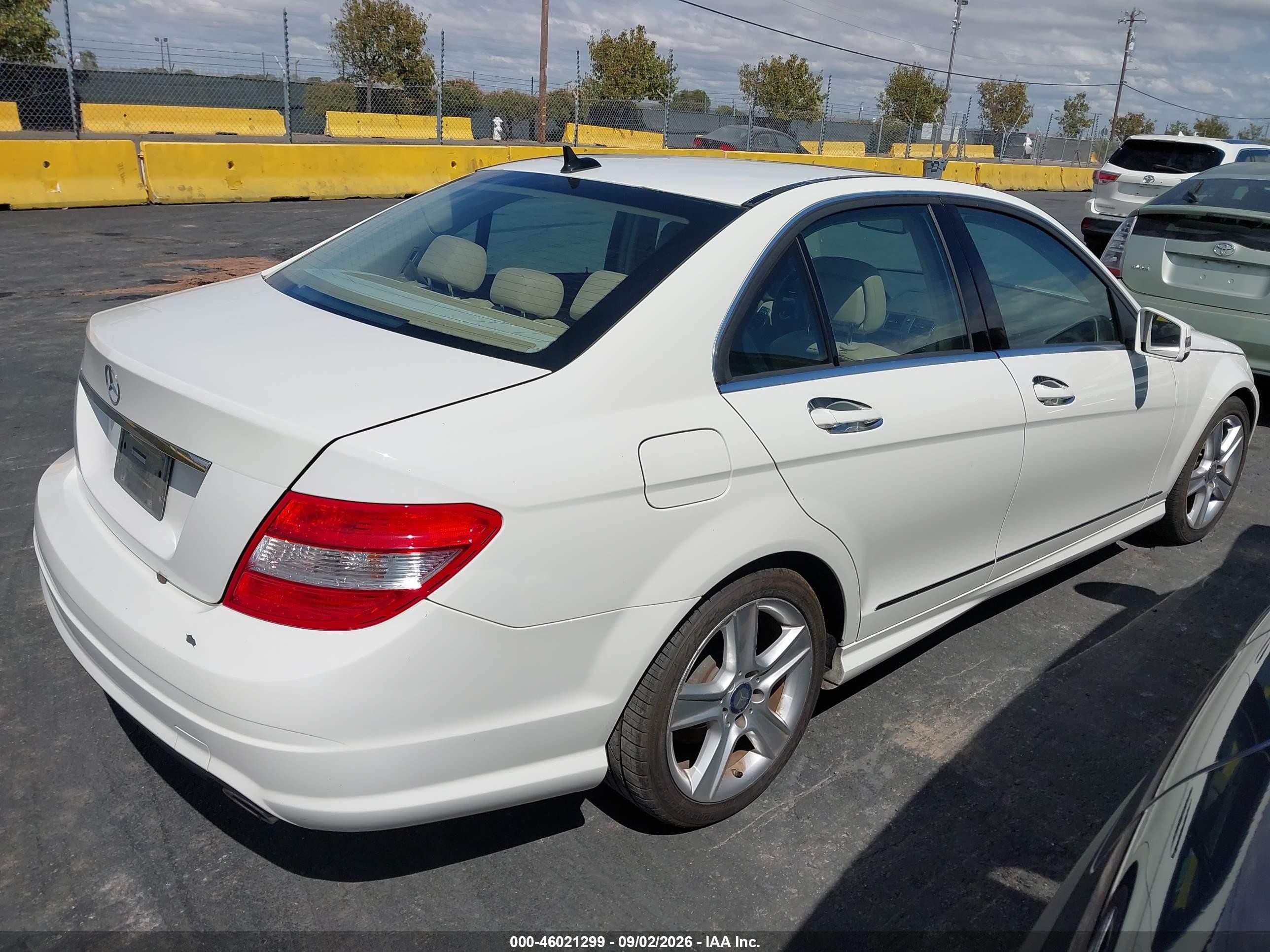 2011 Mercedes-benz C 300 Sport Белый vin: WDDGF5EB8BR137227