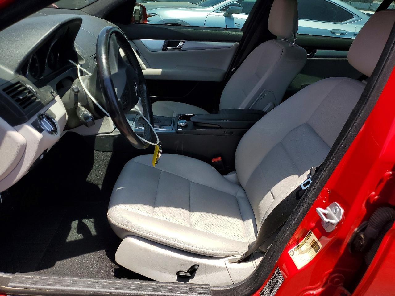 2011 Mercedes-benz C 300 Red vin: WDDGF5EB8BR152214
