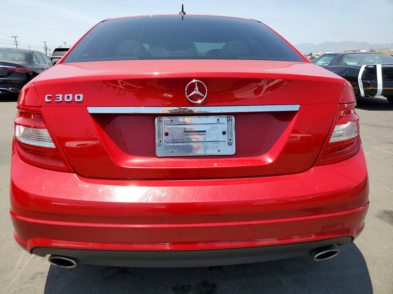 2011 Mercedes-benz C 300 Red vin: WDDGF5EB8BR152214