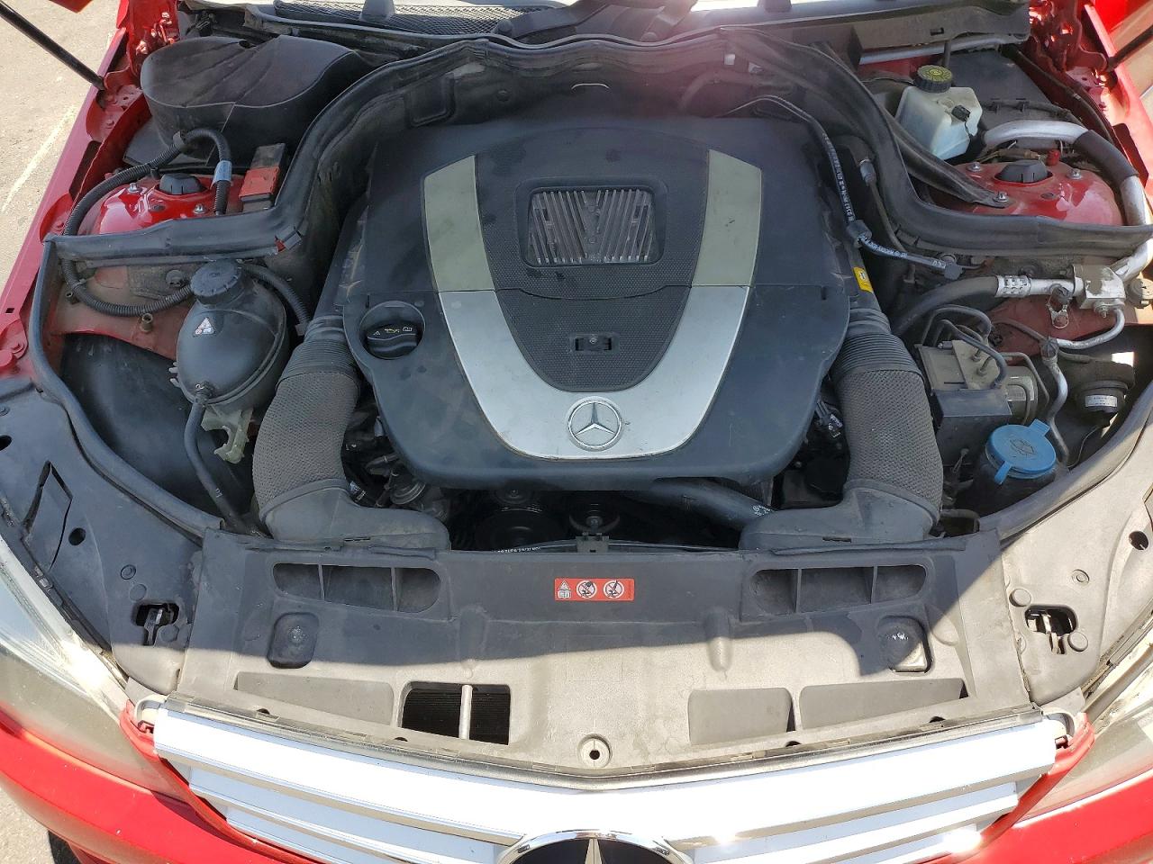2011 Mercedes-benz C 300 Red vin: WDDGF5EB8BR152214