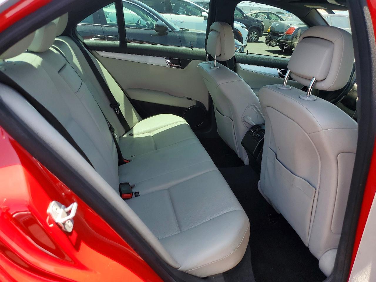 2011 Mercedes-benz C 300 Red vin: WDDGF5EB8BR152214