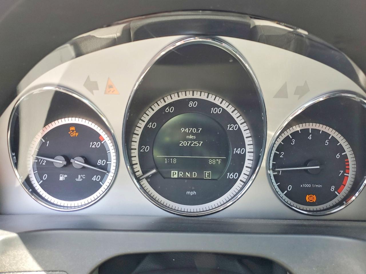 2011 Mercedes-benz C 300 Red vin: WDDGF5EB8BR152214