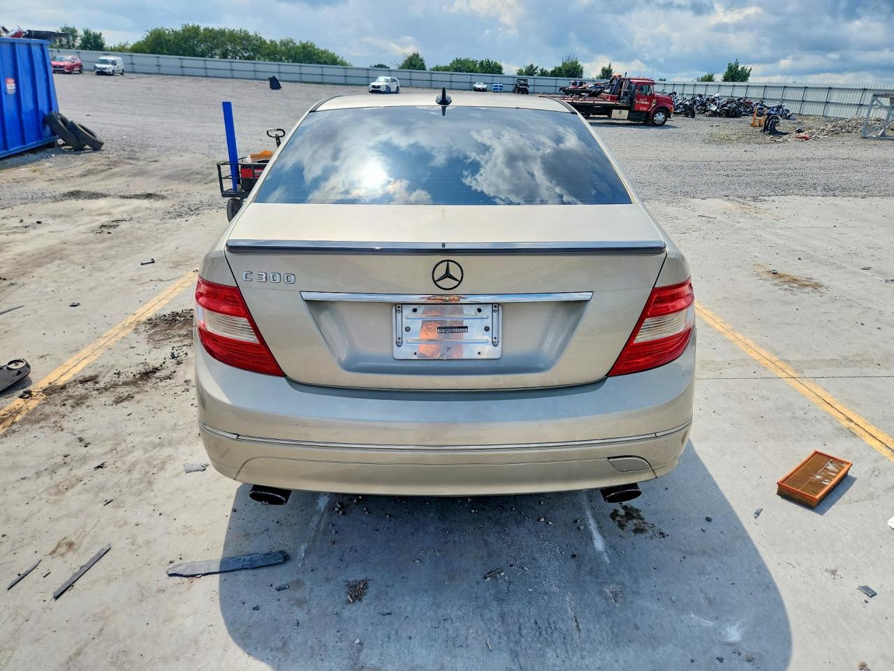 2011 Mercedes-benz C 300 Beige vin: WDDGF5EB8BR171135