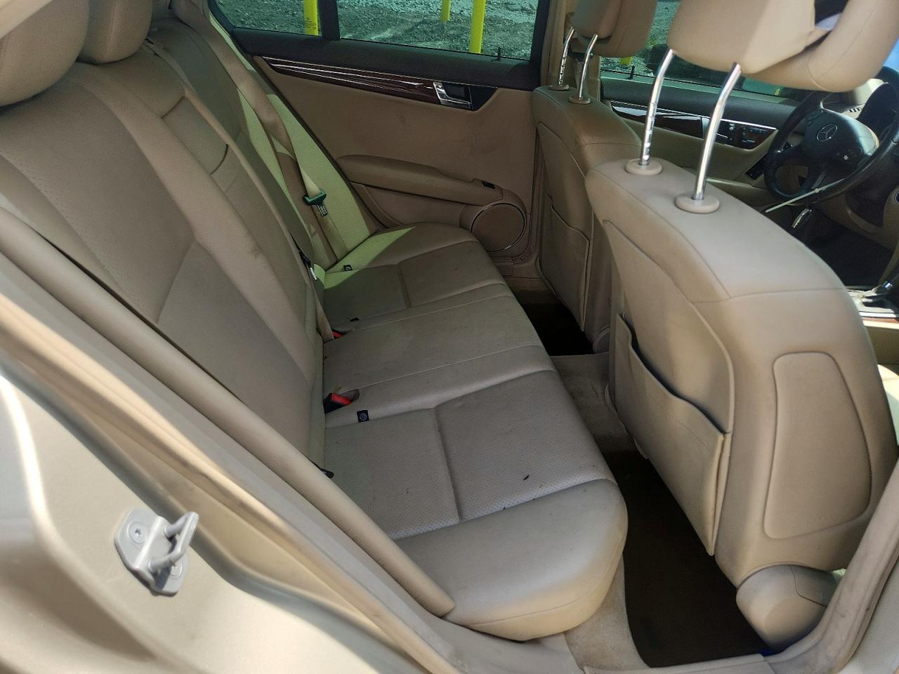 2011 Mercedes-benz C 300 Beige vin: WDDGF5EB8BR171135