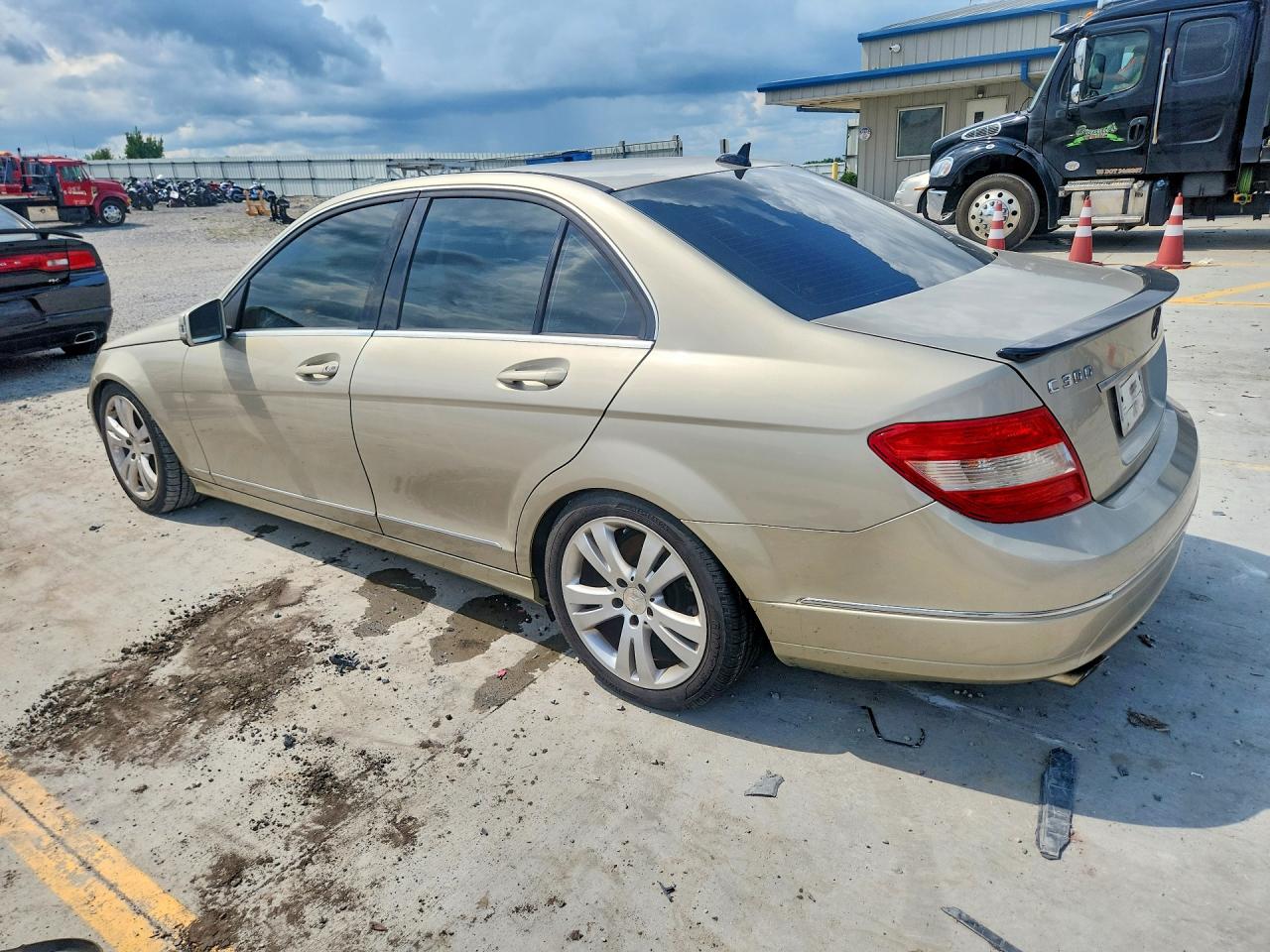 2011 Mercedes-benz C 300 Beige vin: WDDGF5EB8BR171135